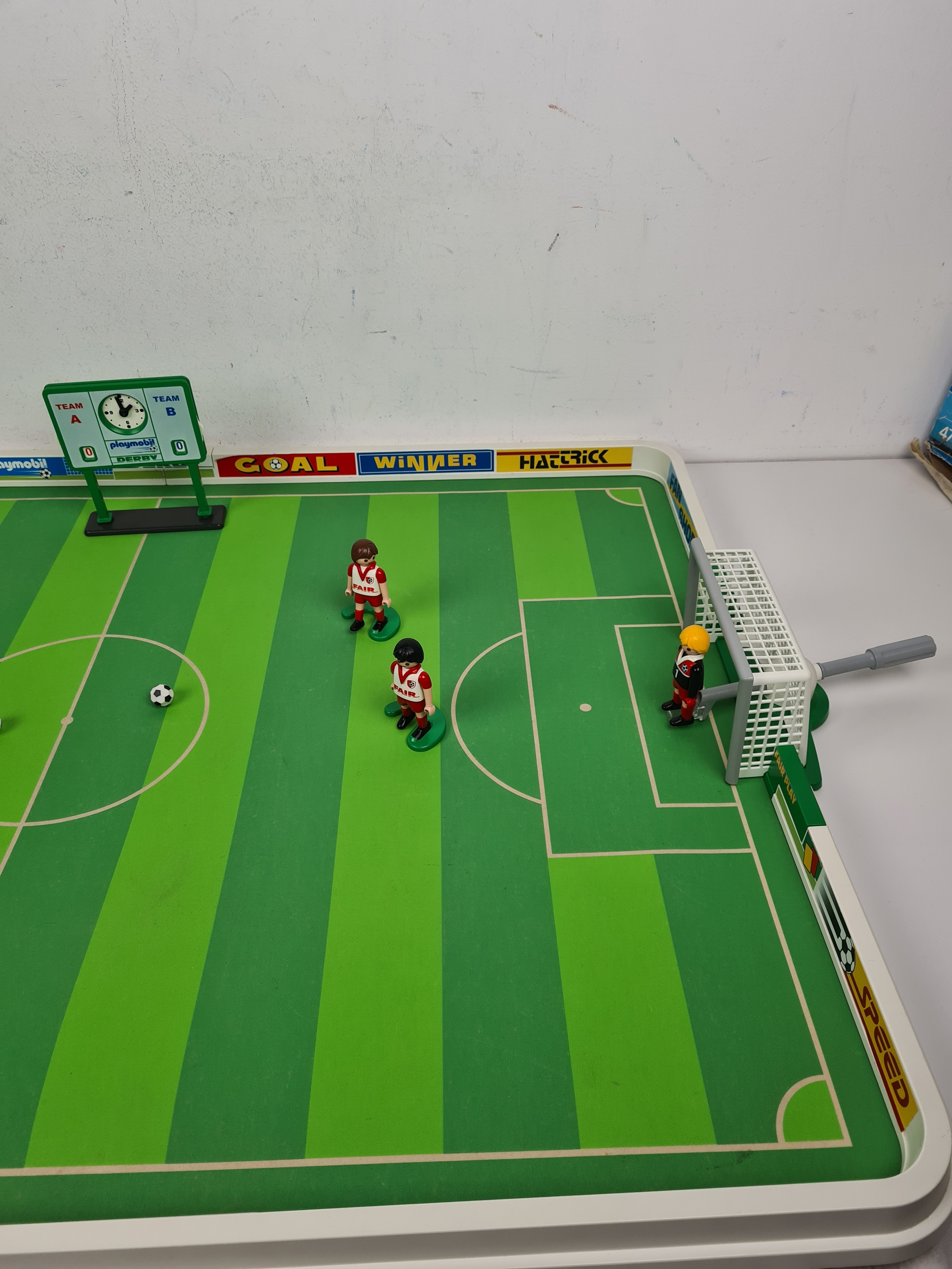Voir photo 4 de Playmobil - 4700 Terrain de football avec joueurs - 5 ans + Playmobil - 4700 Terrain de football avec joueurs - 5 ans + État correct - Vue 4 -