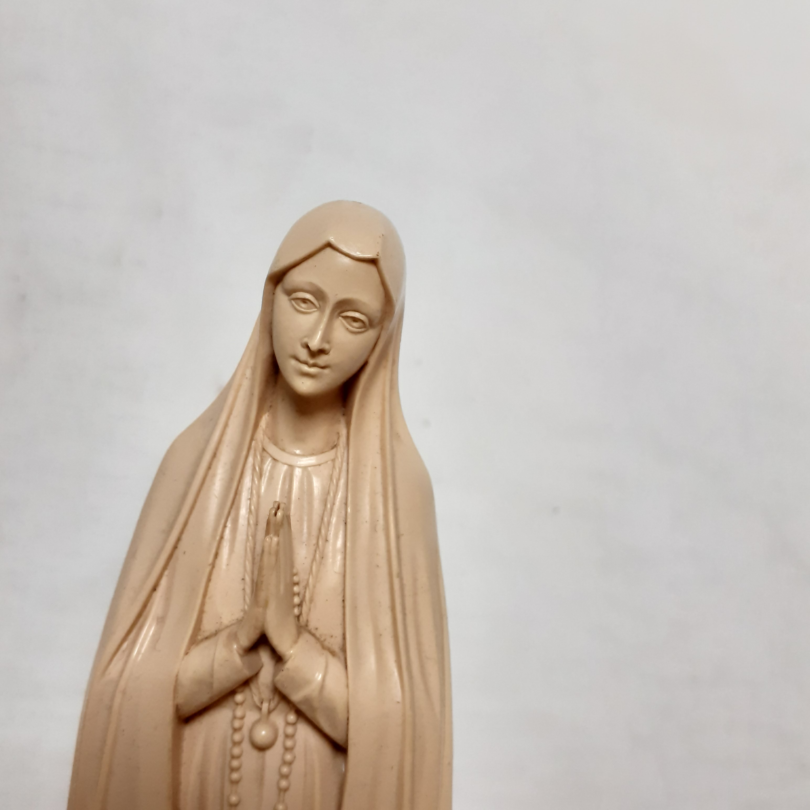 Statuette en matière plastique de FATIMA. Hauteur 25cm Très bon état - Vue 2 - 