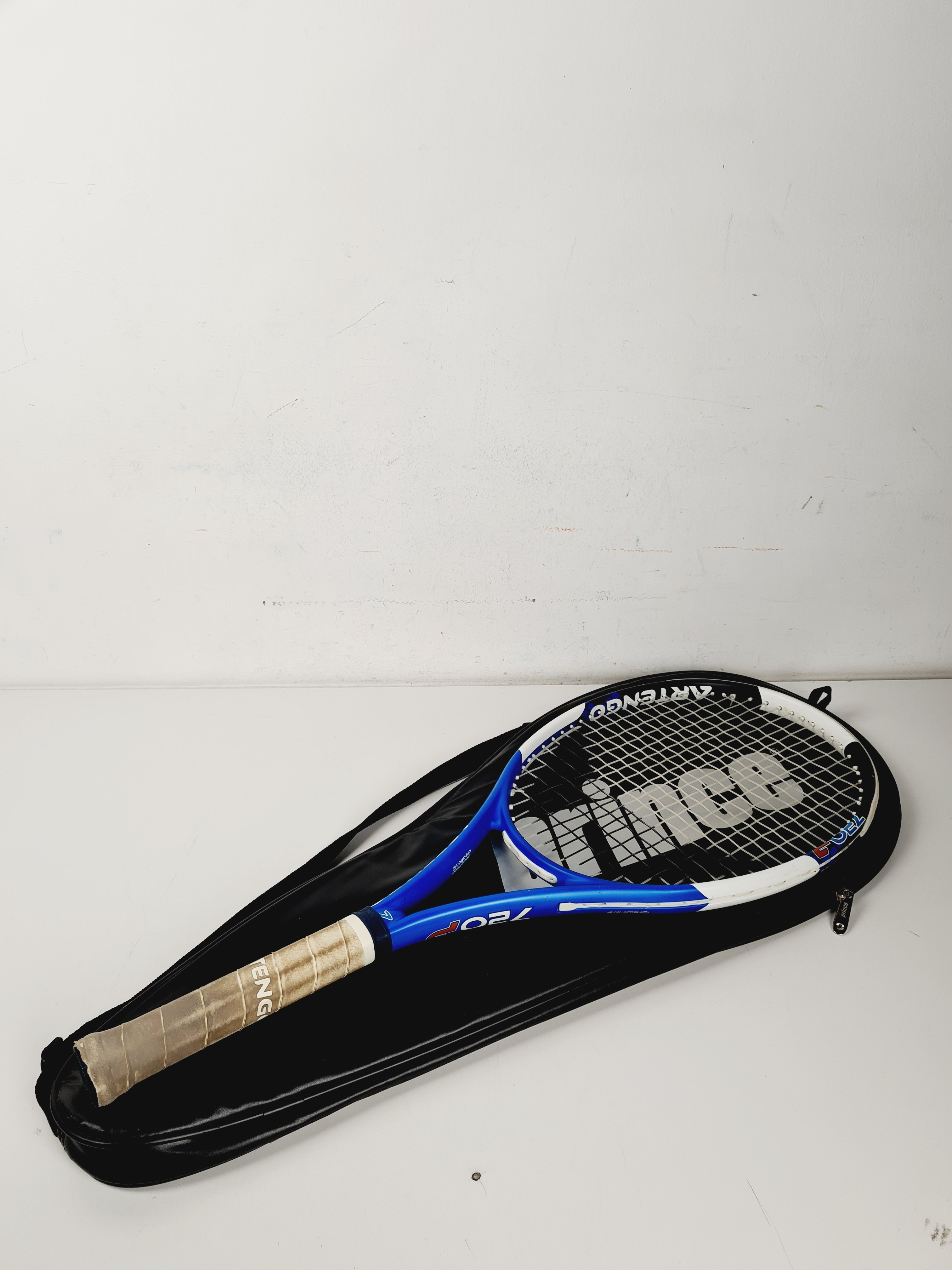 Voir photo 4 de Jeu d'extérieur - Raquette de tennis bleu Artengo avec une Housse Jeu d'extérieur - Raquette de tennis bleu Artengo avec une Housse Bon état - Vue 4 -