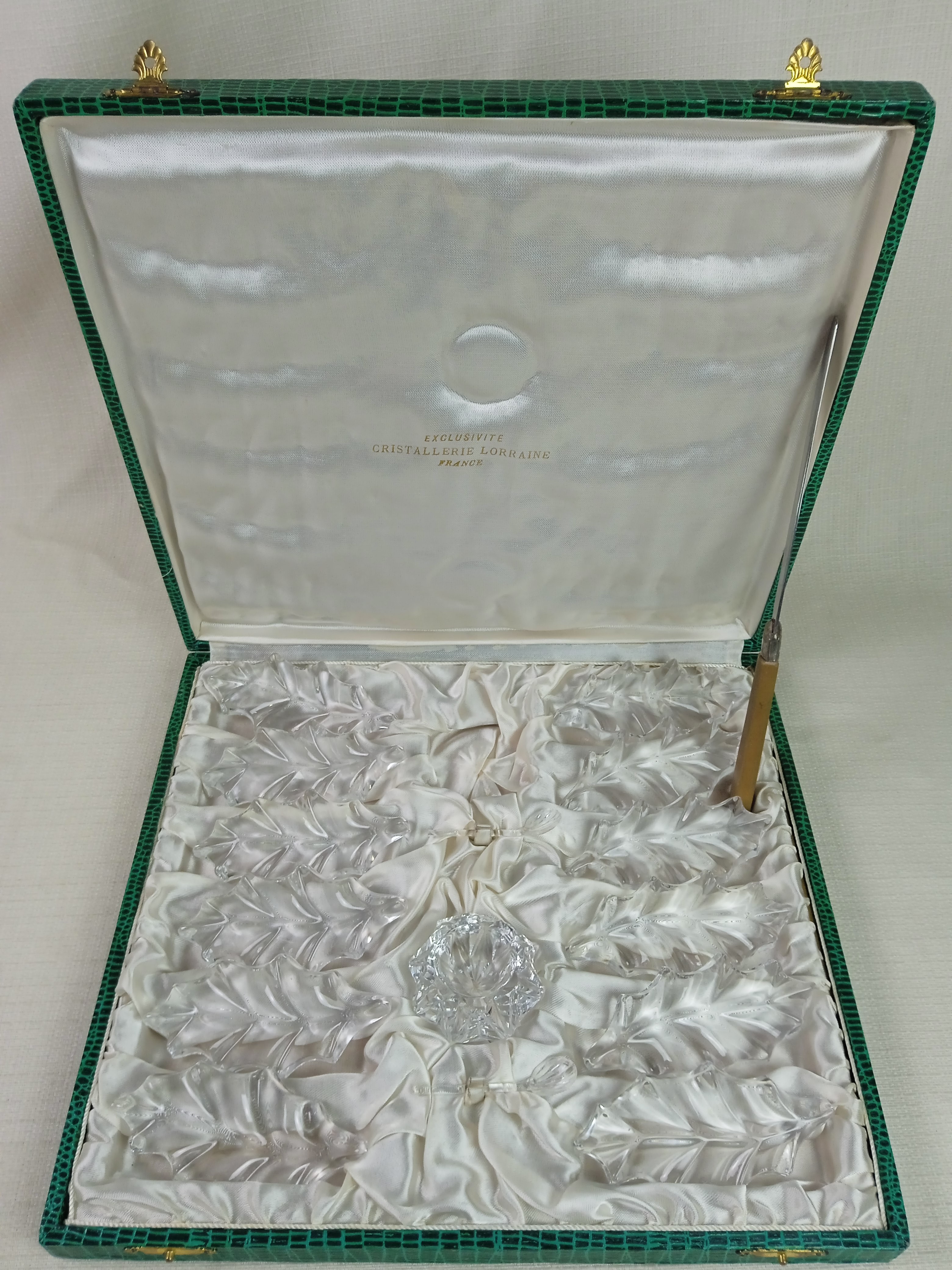 Coffret Cristallerie de Lorraine en cristal comprenant : 12 portes-couteaux, 1 salière, 2 petites cuillères Bon état - Vue 2 - 