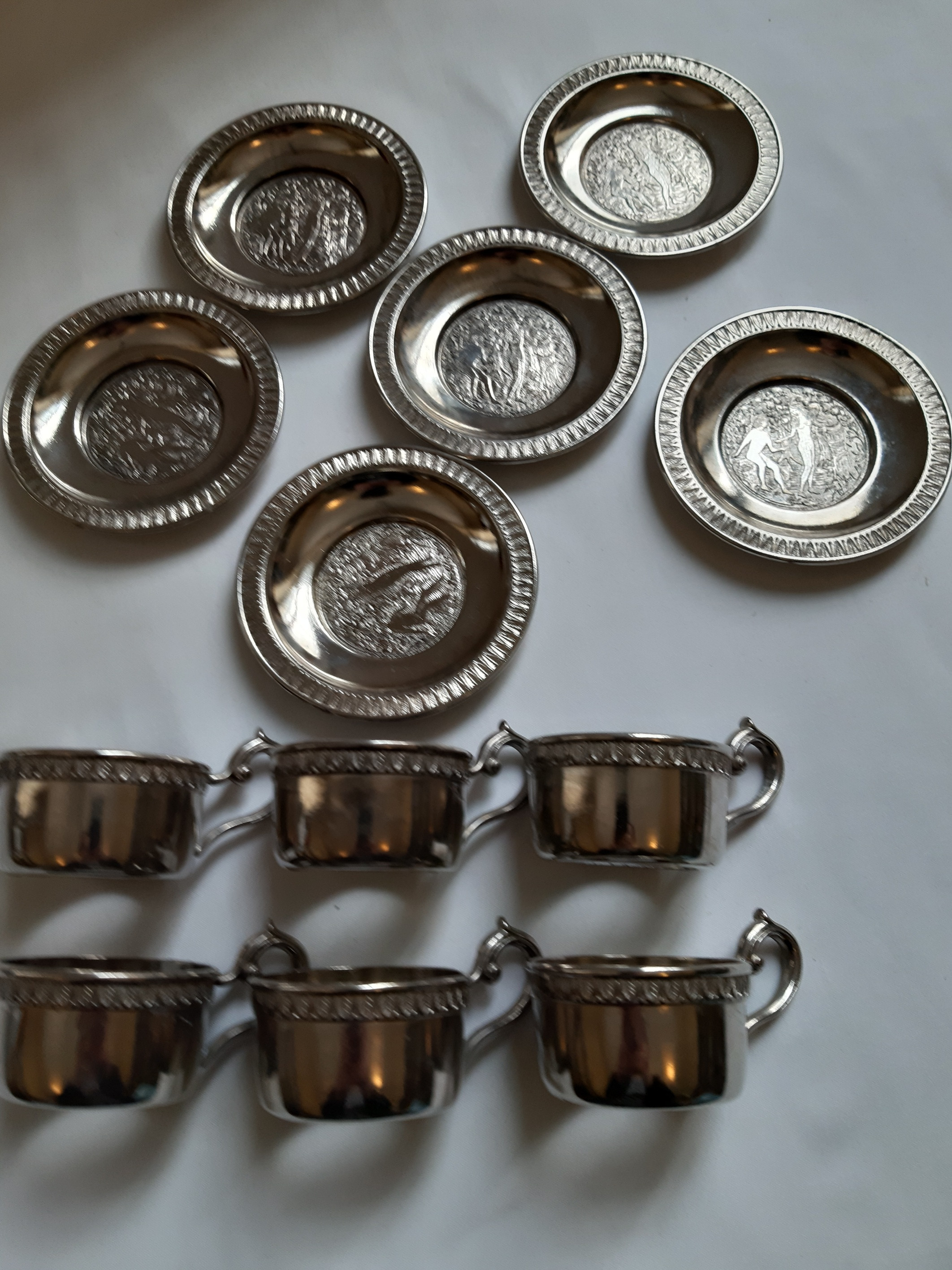 Service à café 6 tasses à Moka / Café en PORCELAINE avec support et soucoupe en ÉTAIN, vintage Bon état - Vue 4 - 