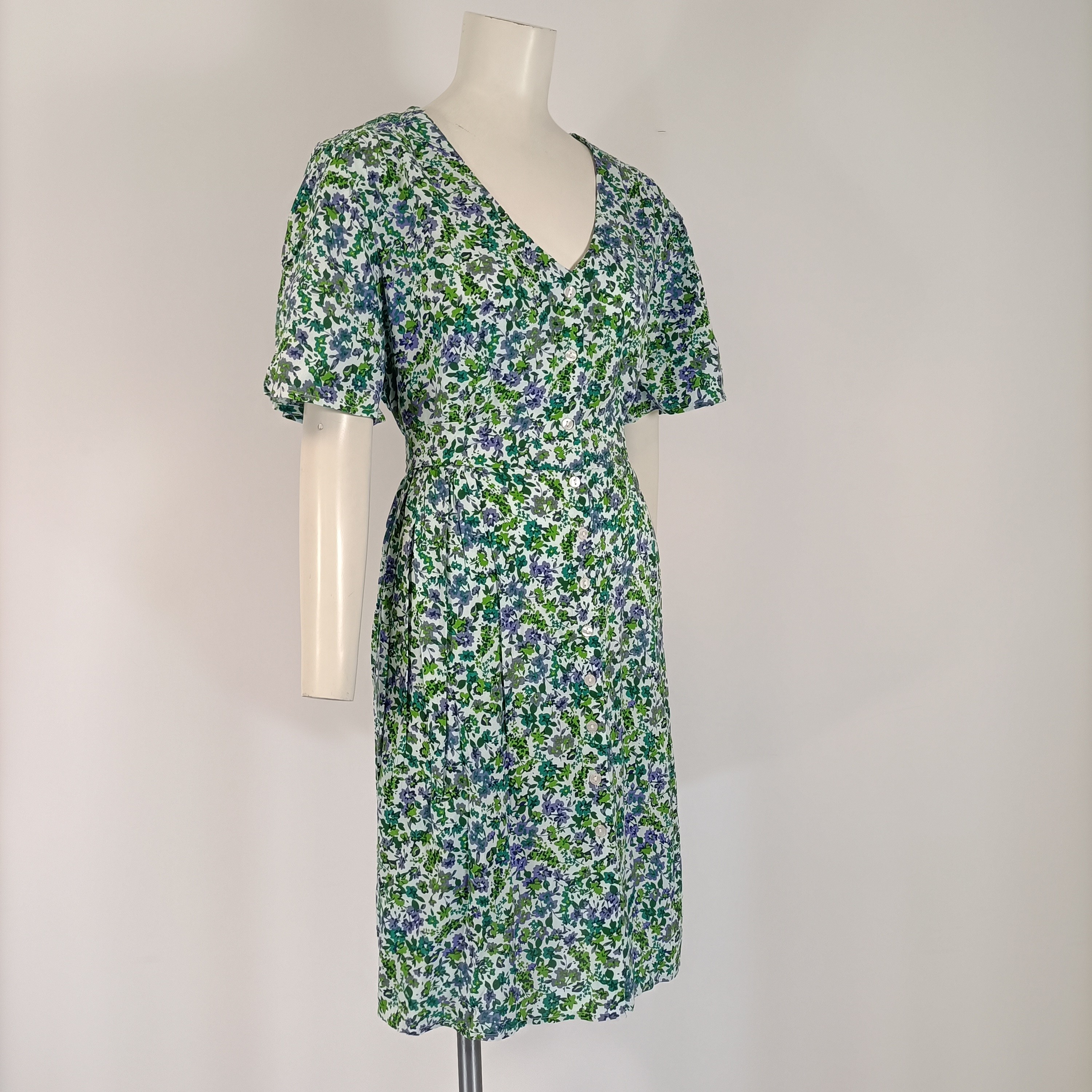 Robe fleurie verte bleu boutonnée manches courtes taille ajustée Comme neuf - Vue 2 - 