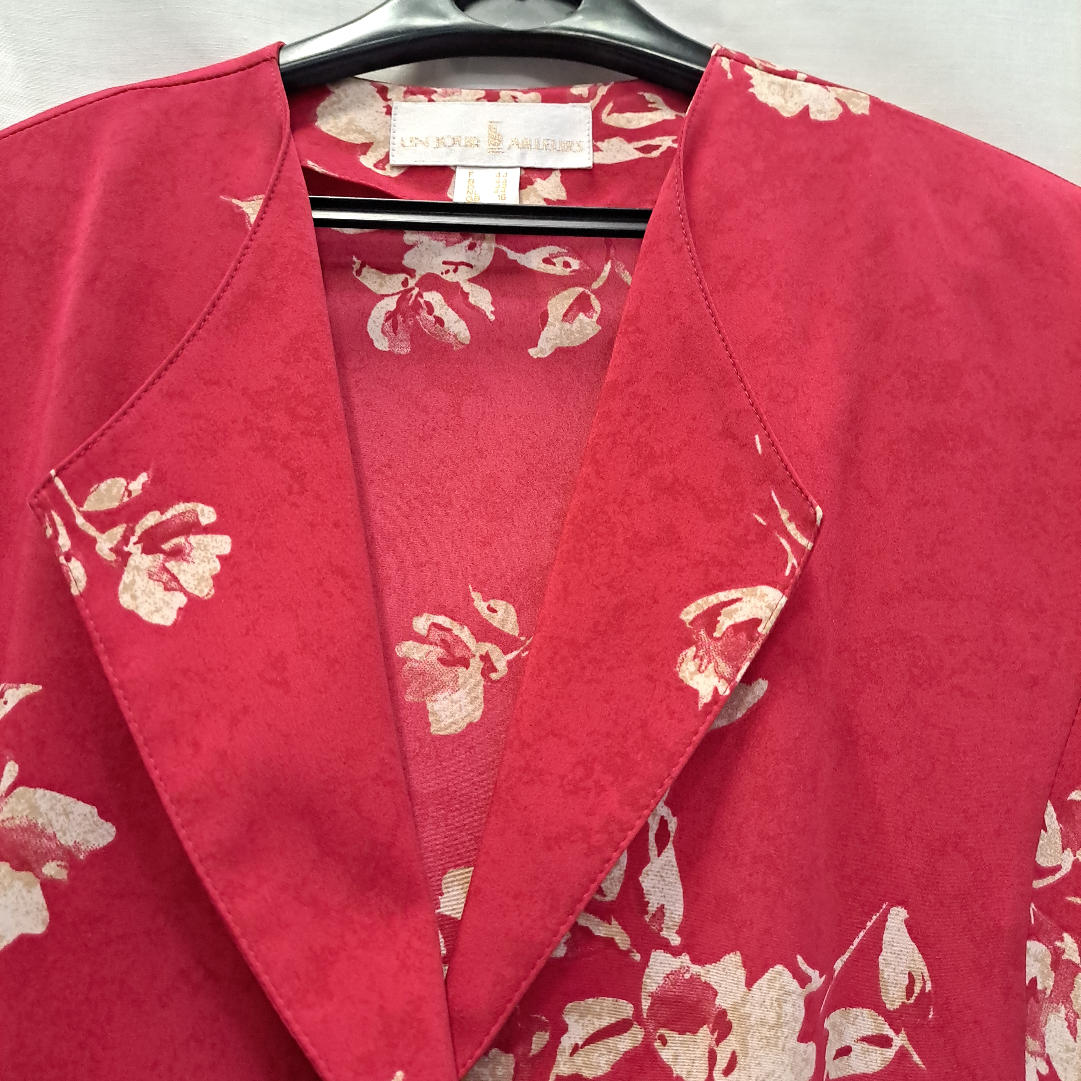 Voir photo 3 de CHEMISIER POLYESTER FLEURS SUR FOND ROUGE UN JOUR AILLEURS T44 CHEMISIER POLYESTER FLEURS SUR FOND ROUGE UN JOUR AILLEURS T44 Très bon état - Vue 3 -