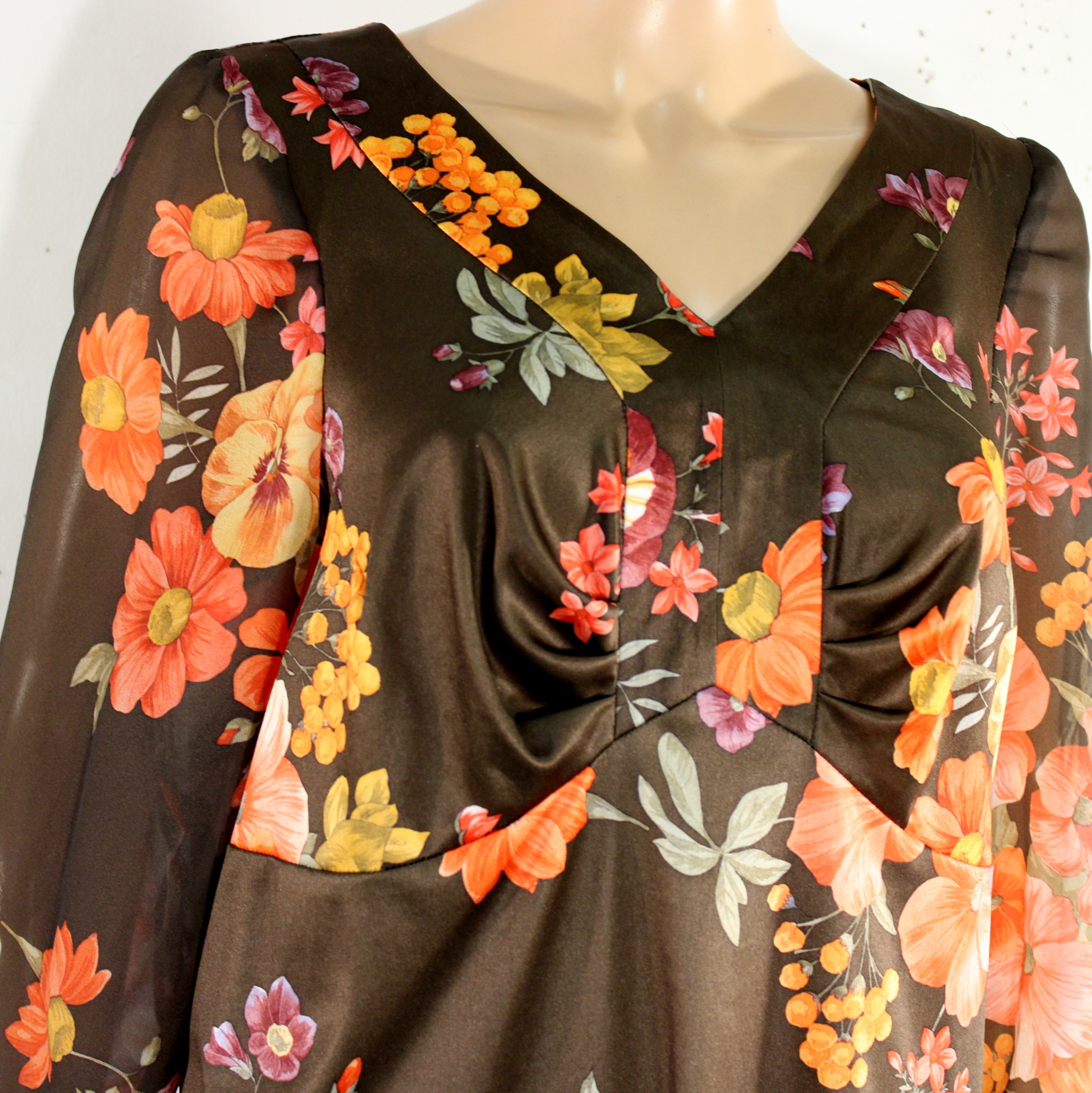 Voir photo 2 de Robe Vintage Marron Fleurie Orange Taille Estimée XL Robe Vintage Marron Fleurie Orange Taille Estimée XL - Vue 2 -