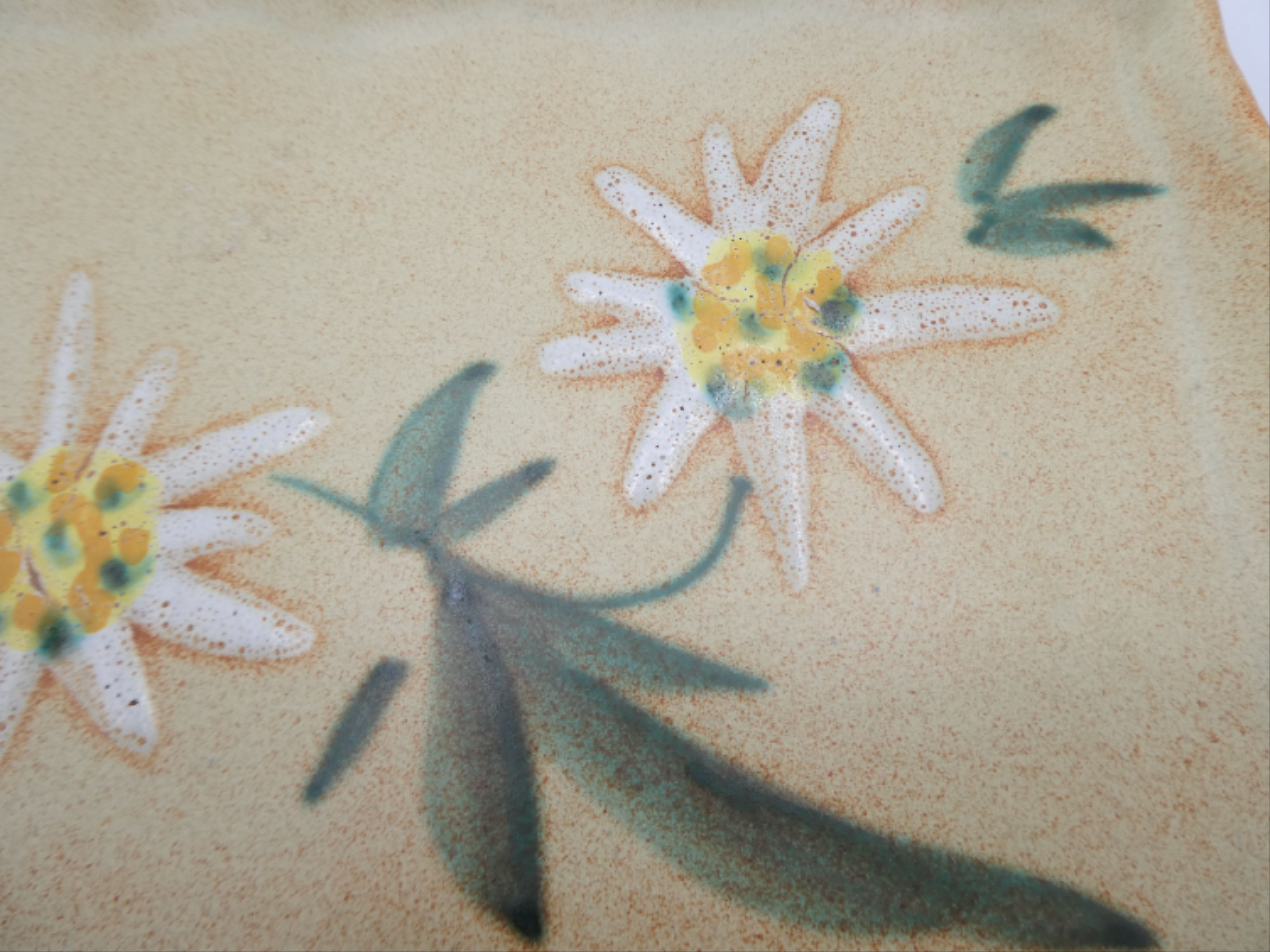 Plateau en grès motif fleurs et feuilles - Photo 4