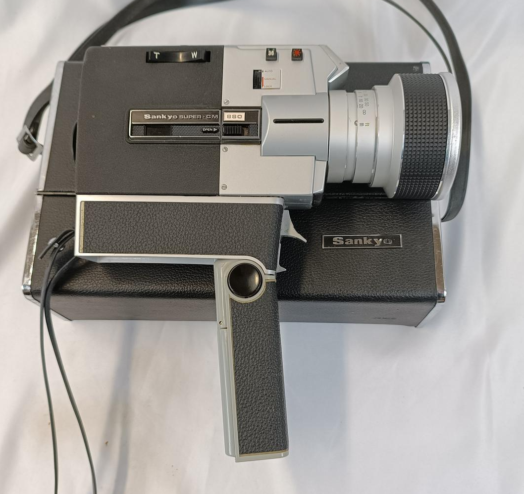  Caméra Sankyo Super CM 880 avec son étui (Super 8 à cartouche) - Photo 2