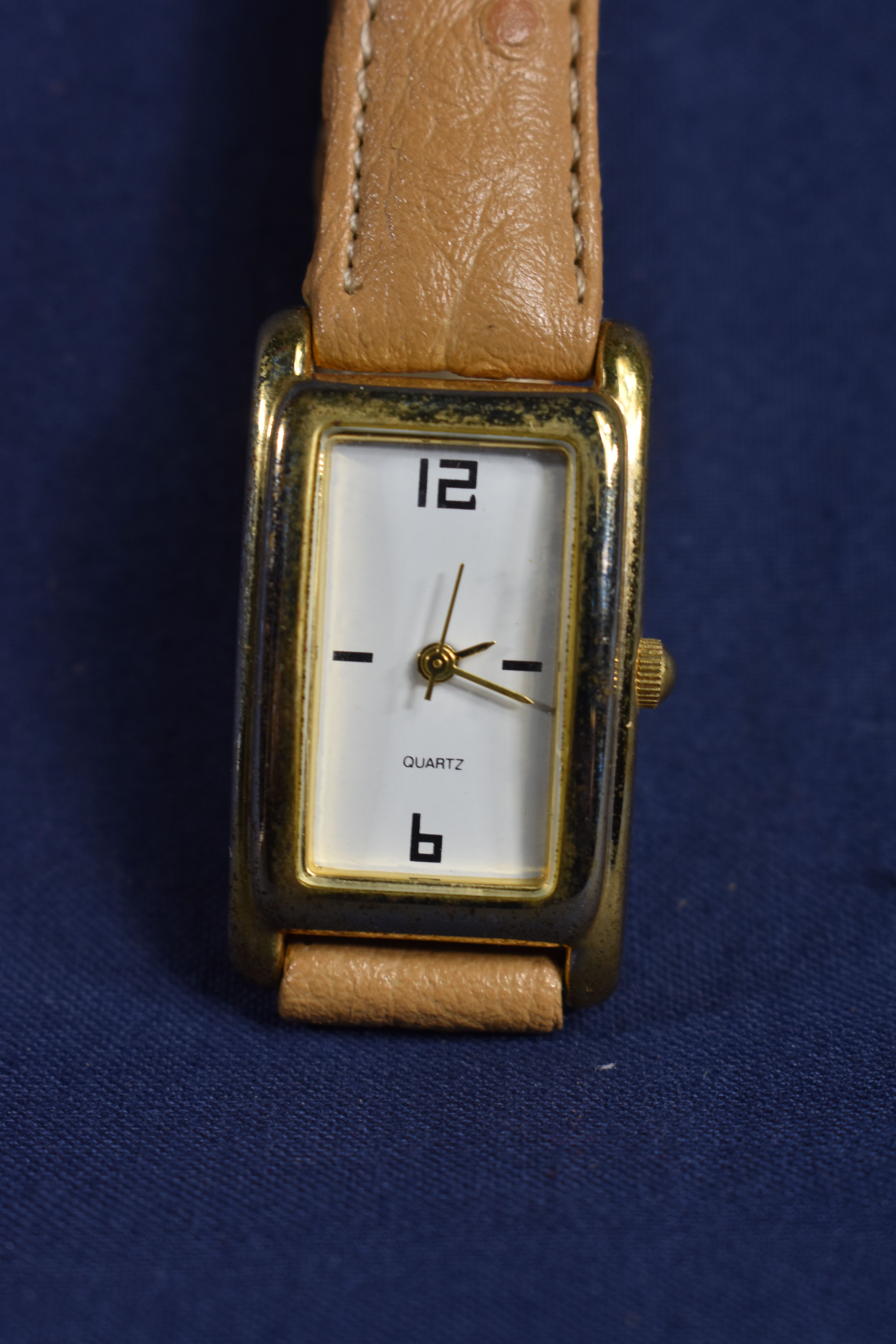 Montre femme digitale rectangulaire marquée au dos 