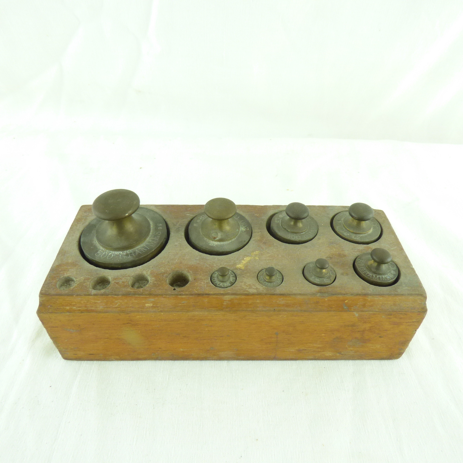 Ancienne boite de 8 poids - Label Emmaüs