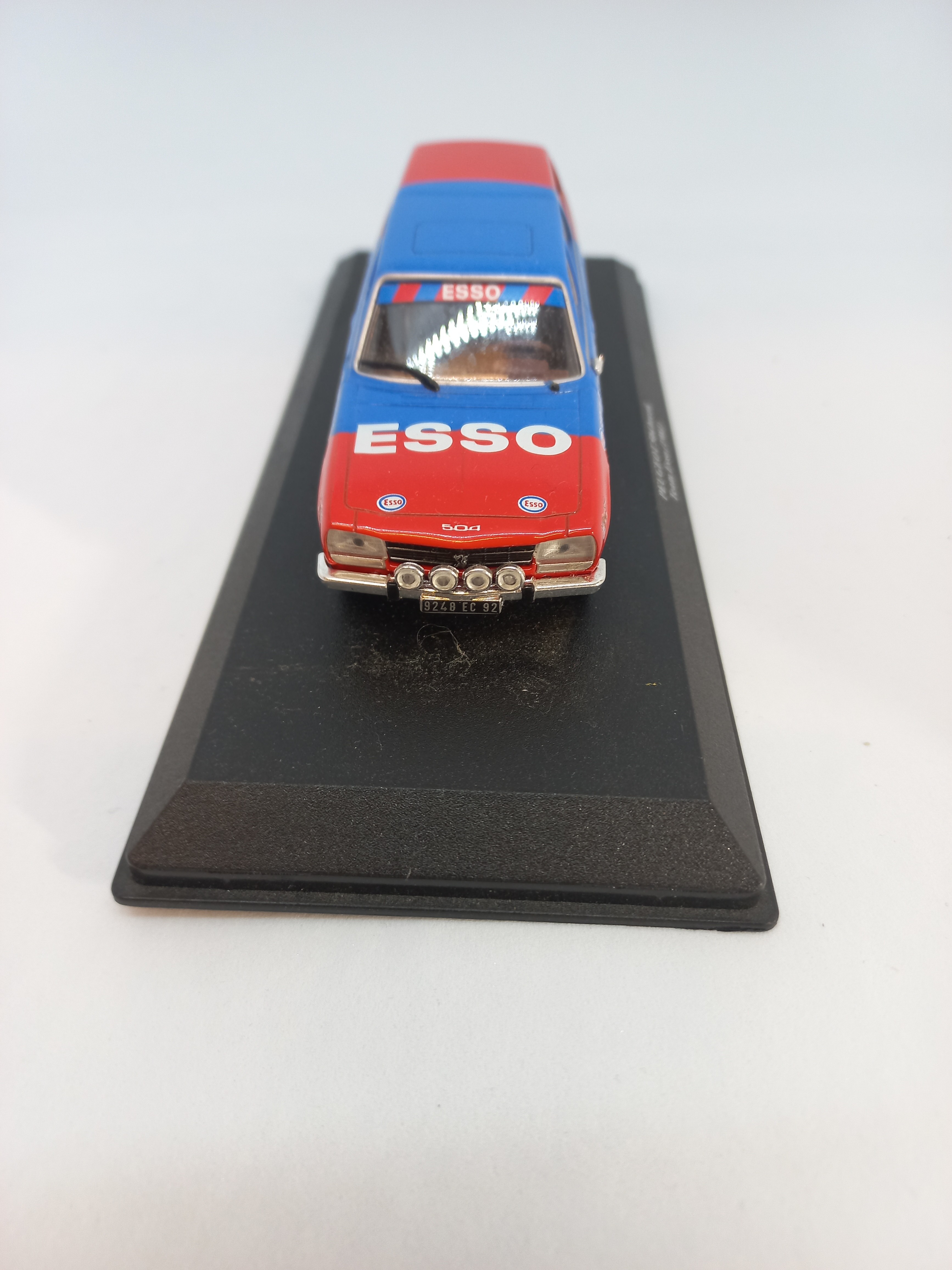 Voir photo 2 de Peugeot 504 brak team esso 1981 collectionneur bleu et rouge Peugeot 504 brak team esso 1981 collectionneur bleu et rouge Très bon état - Vue 2 -