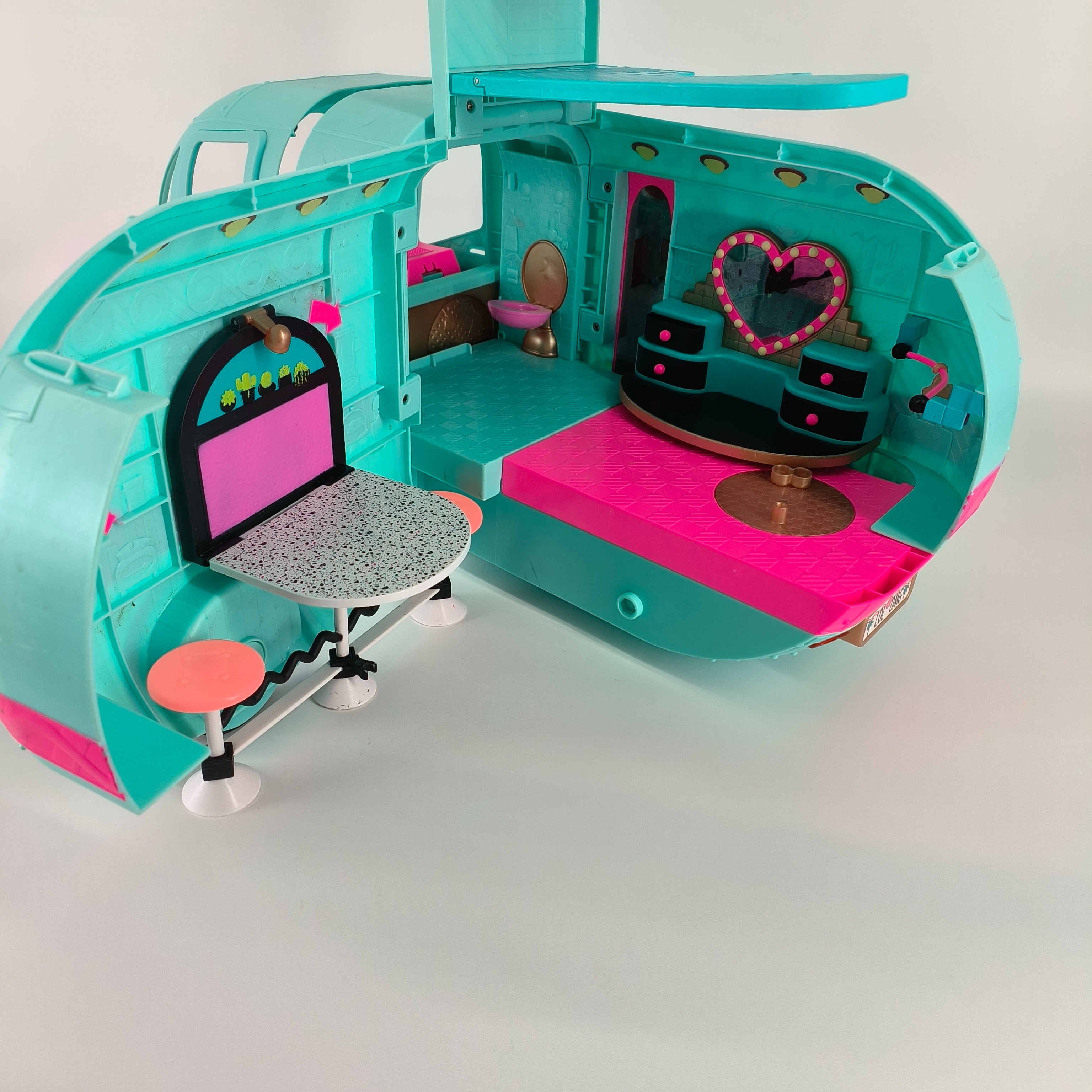 Véhicule-camping-car 'LOL'  - Vue 9 - 