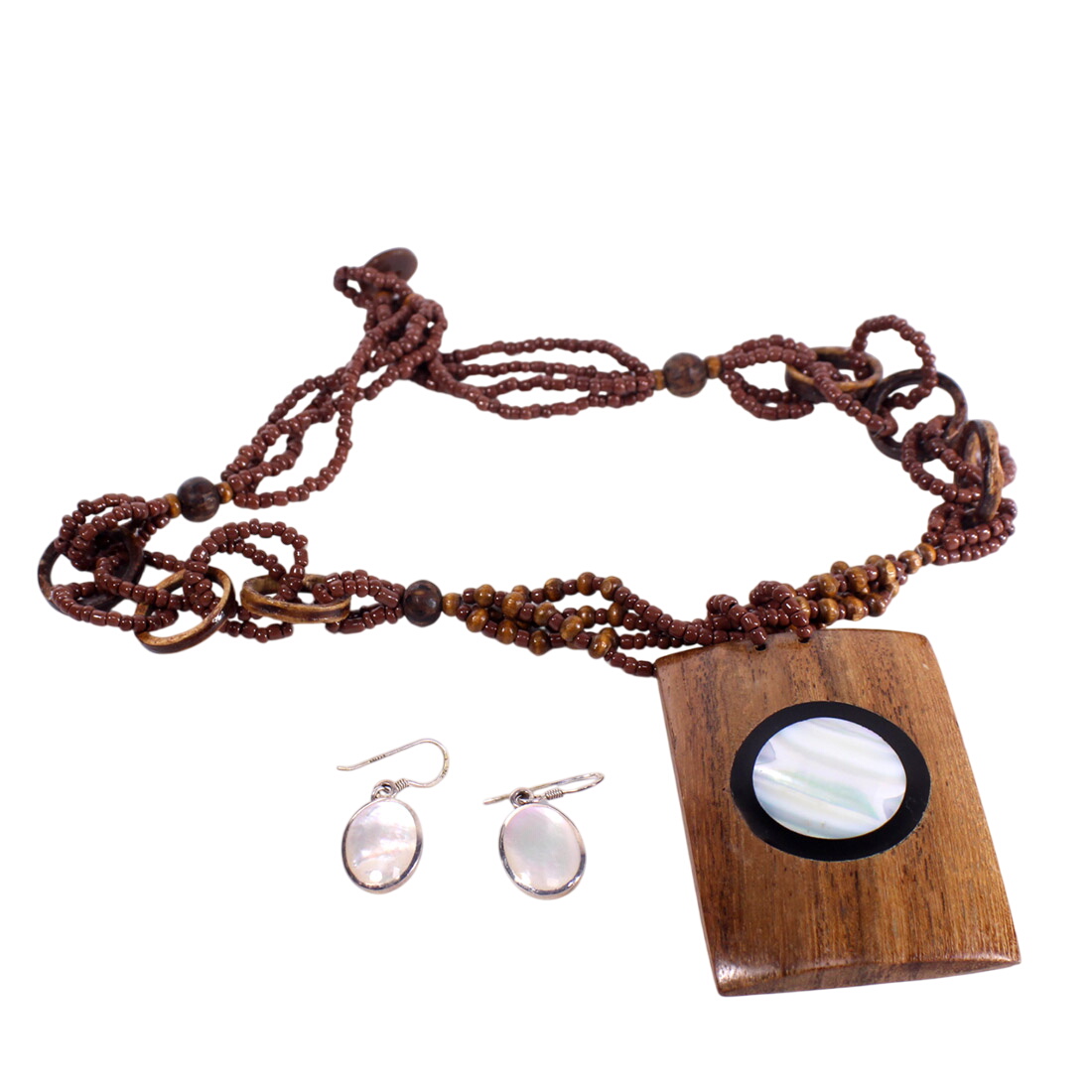 Collier bois et nacre + boucles d'oreilles argent et nacre Bon état -  reconditionné disponible sur Label Emmaüs