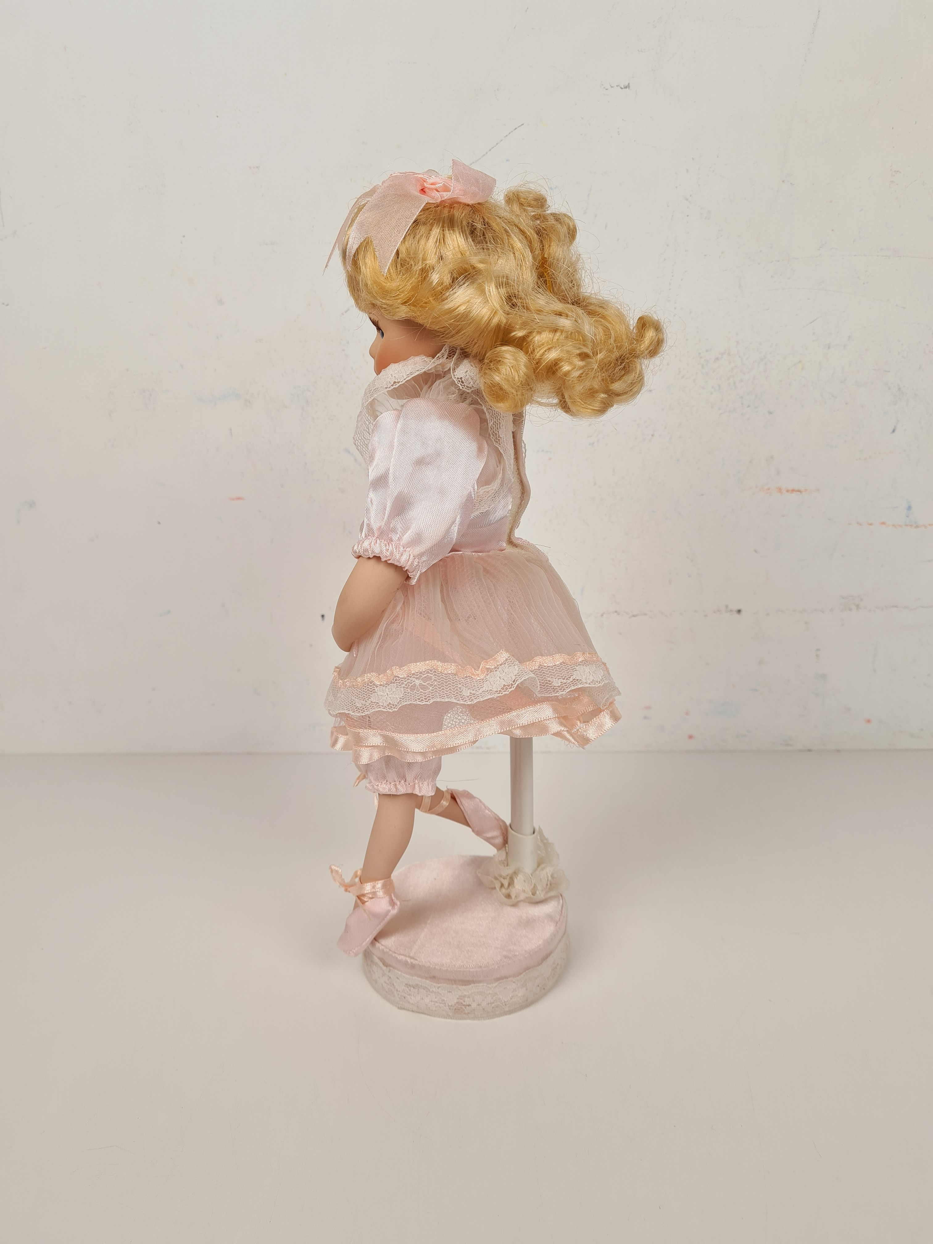 Voir photo 4 de Poupée - Poupée en porcelaine ballerine tutu rose avec son socle - 33 cm Poupée - Poupée en porcelaine ballerine tutu rose avec son socle - 33 cm Bon état - Vue 4 -