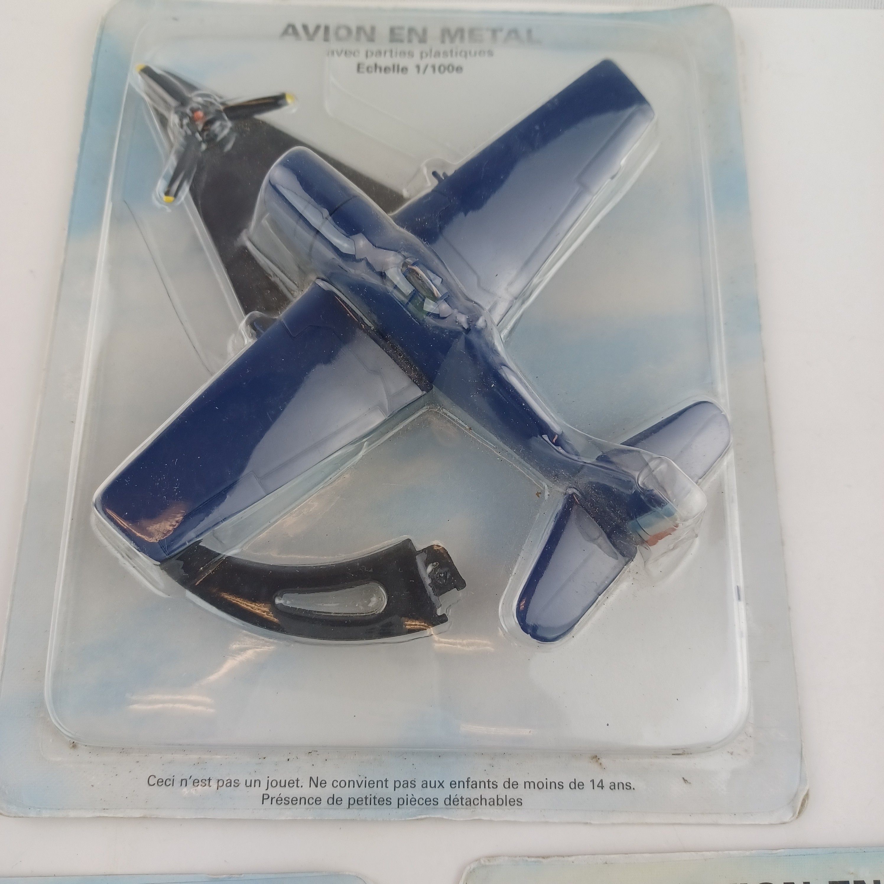 Lot d'avions en métal avec parties en plastique, F6F-5 Hellcat; Hawker Typhoon; Hurricane MK1, échelle 1/100e Comme neuf - Vue 2 - 