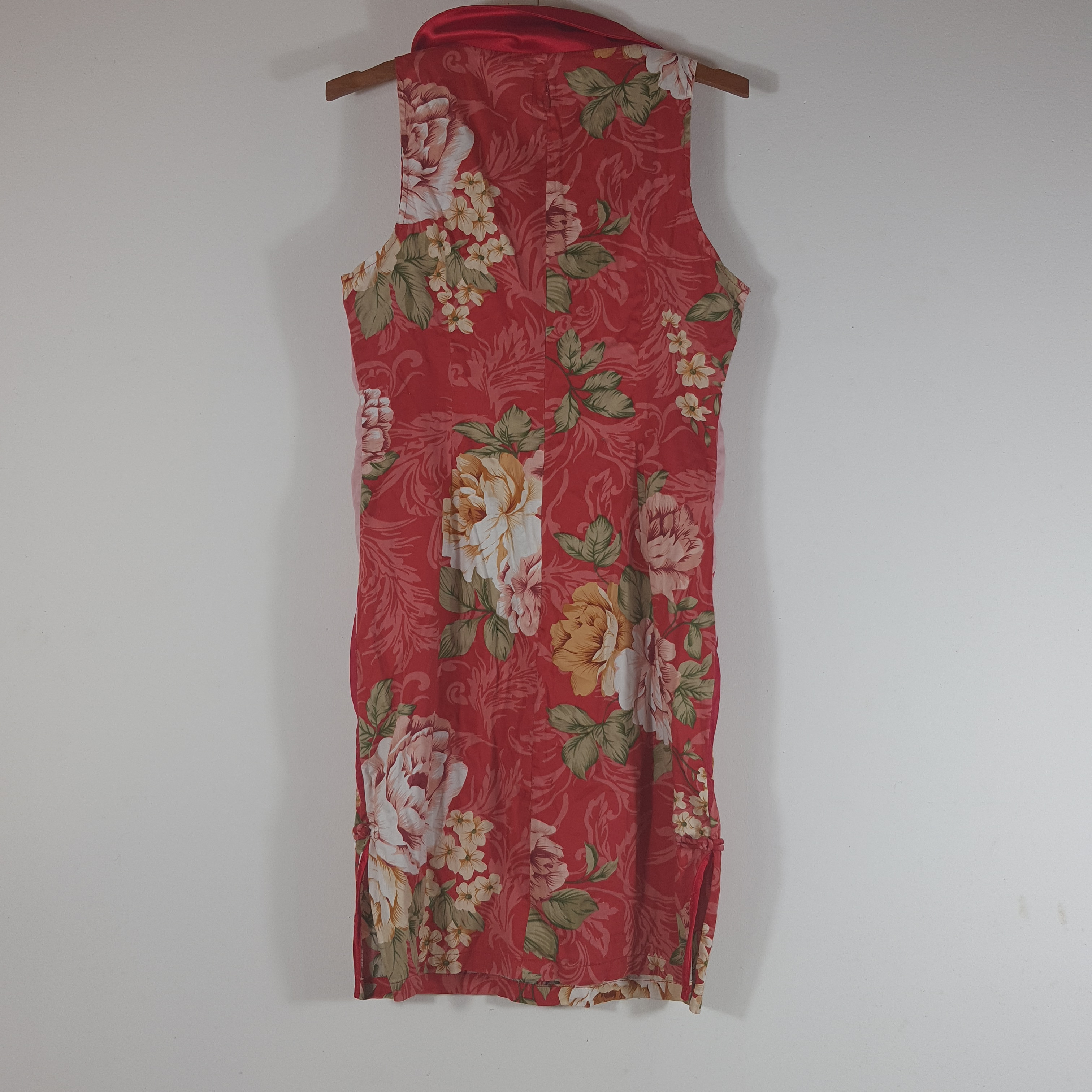 Voir photo 2 de Robe rouge sans manche - Tang Dynasty - 34/36 estimé Robe rouge sans manche - Tang Dynasty - 34/36 estimé État correct - Vue 2 -