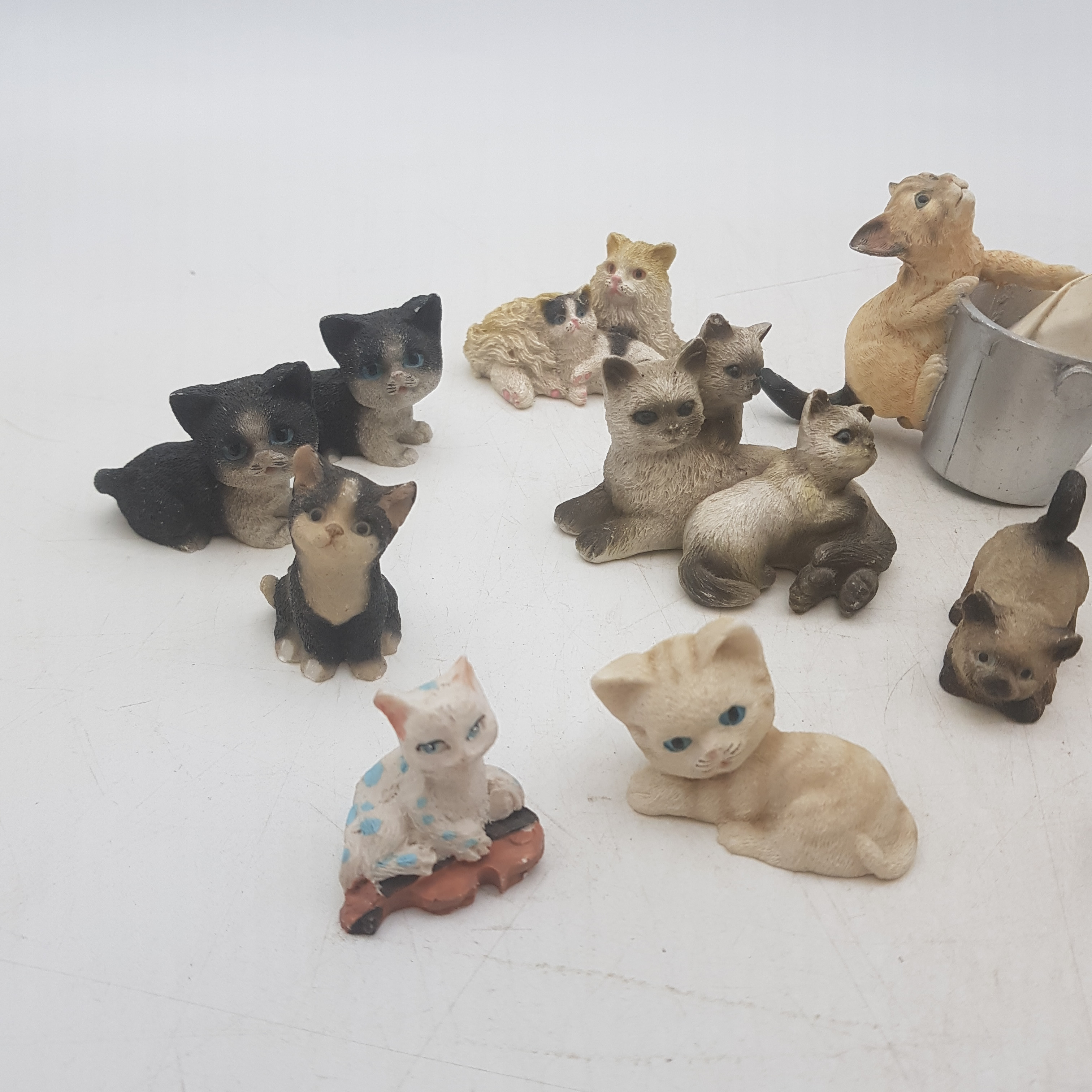 Voir photo 2 de Lot de 13 figurines de chats Lot de 13 figurines de chats Bon état - Vue 2 -