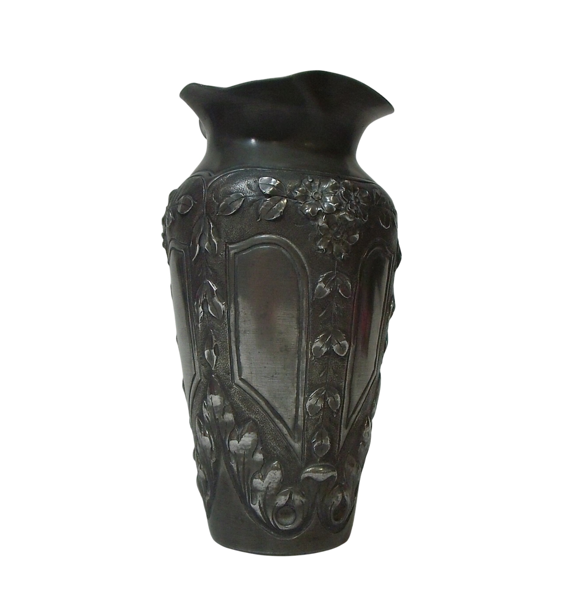 Acheter Joli vase "Villien" ouvragé, art nouveau en étain Bon état - 22,50 € Joli vase "Villien" ouvragé, art nouveau en étain Bon état - reconditionné disponible sur Label Emmaüs