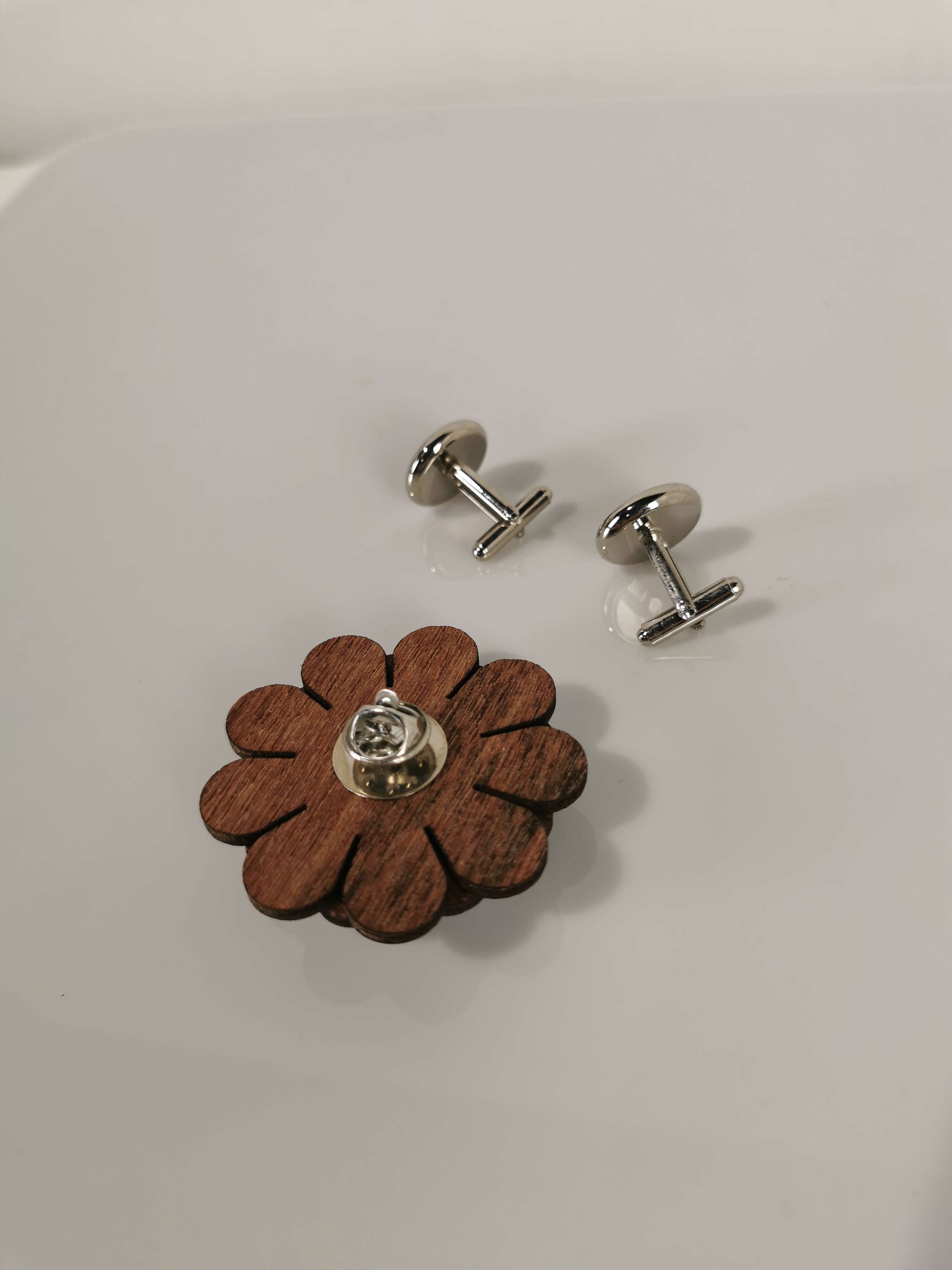 Broche-Pin's fleur en bois et boutons de manchettes  Bon état - Vue 5 - 