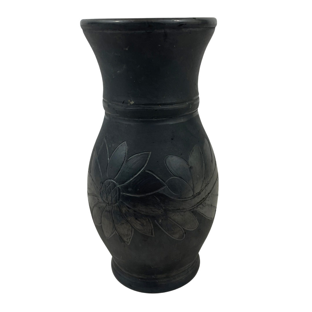 Voir photo 2 de Vase Artisanal en Céramique noire mat - Décor Floral Incisé Vase Artisanal en Céramique noire mat - Décor Floral Incisé Bon état - Vue 2 -