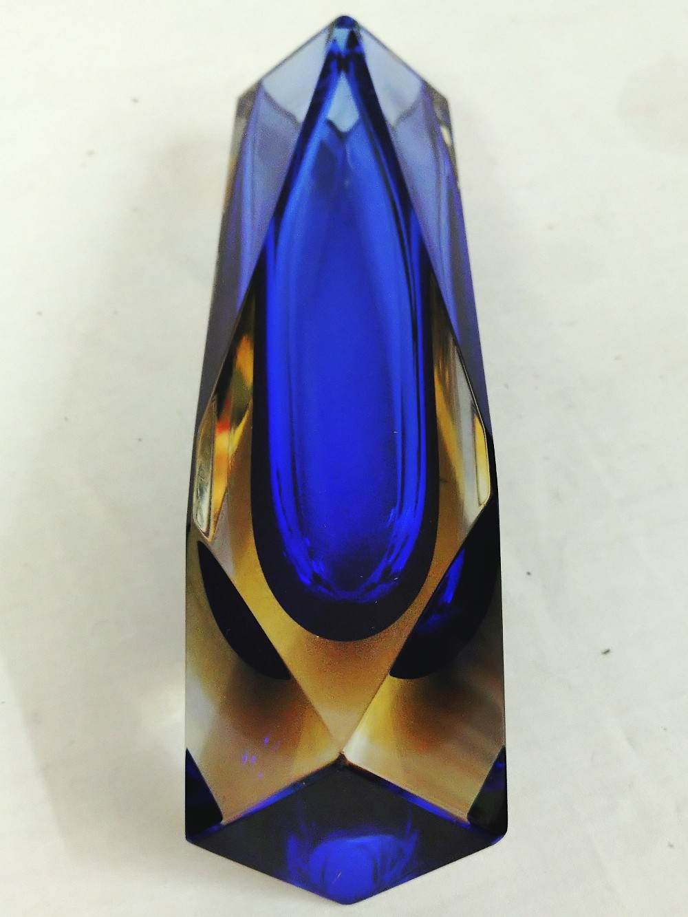 Vase en verre Murano sommerso facetté bleu Klein et ambre-1970, fait main. - Photo 3