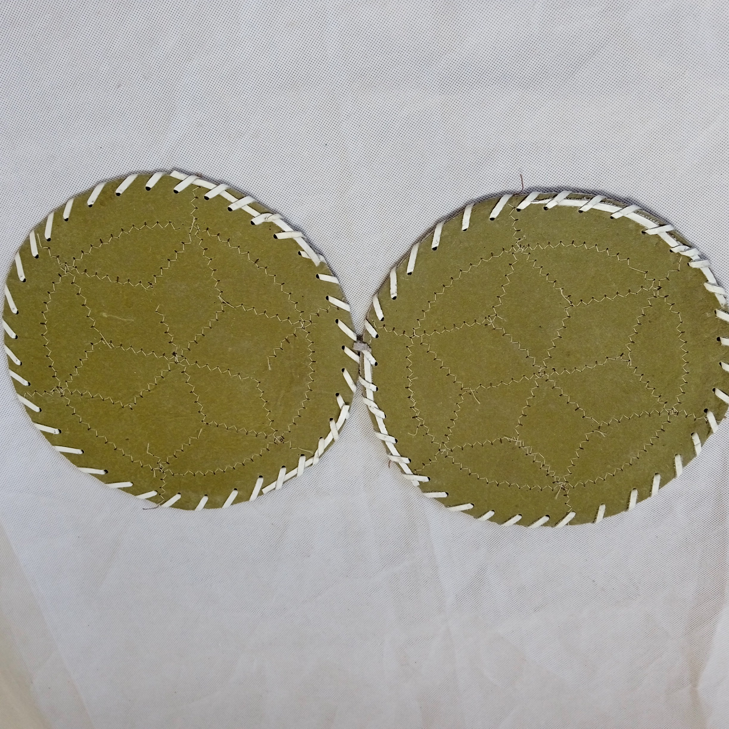Lot de 2 dessous de plate cuir peau chèvre/vache 31 cm Bon état - Vue 3 - 