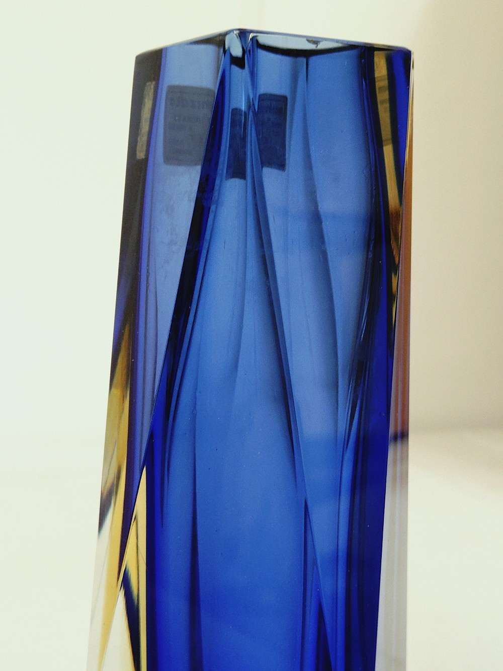 Vase en verre Murano sommerso facetté bleu Klein et ambre-1970, fait main. - Photo 6