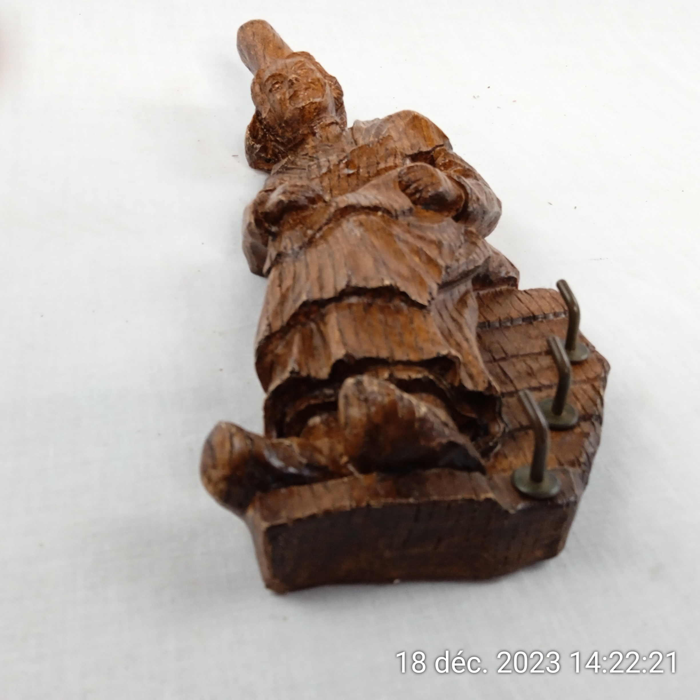 Statuette murale en bois 