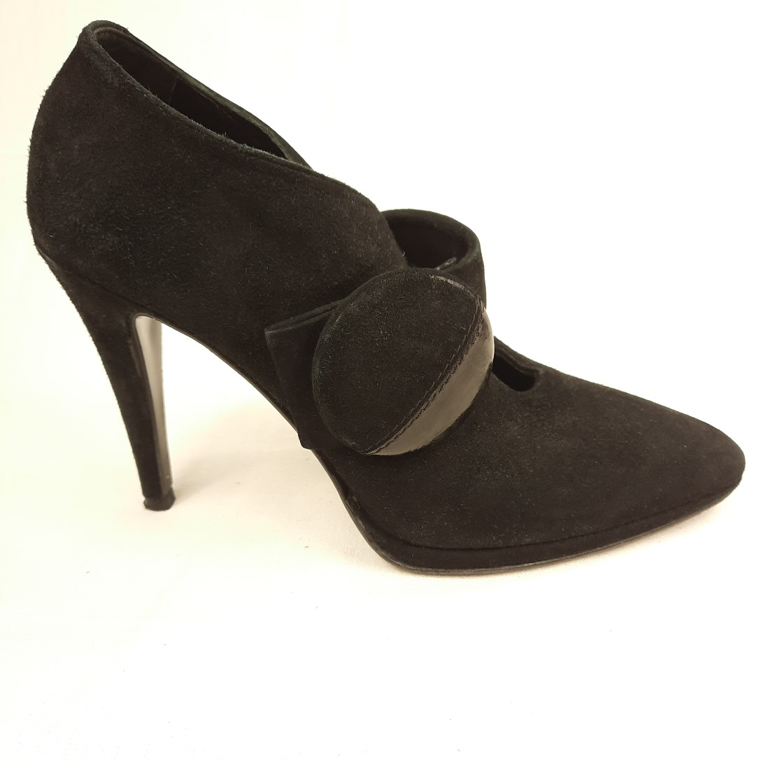 Voir photo 4 de Escarpins fermés cuir noir à talons aiguille MINELLI P36 Escarpins fermés cuir noir à talons aiguille MINELLI P36 Très bon état - Vue 4 -