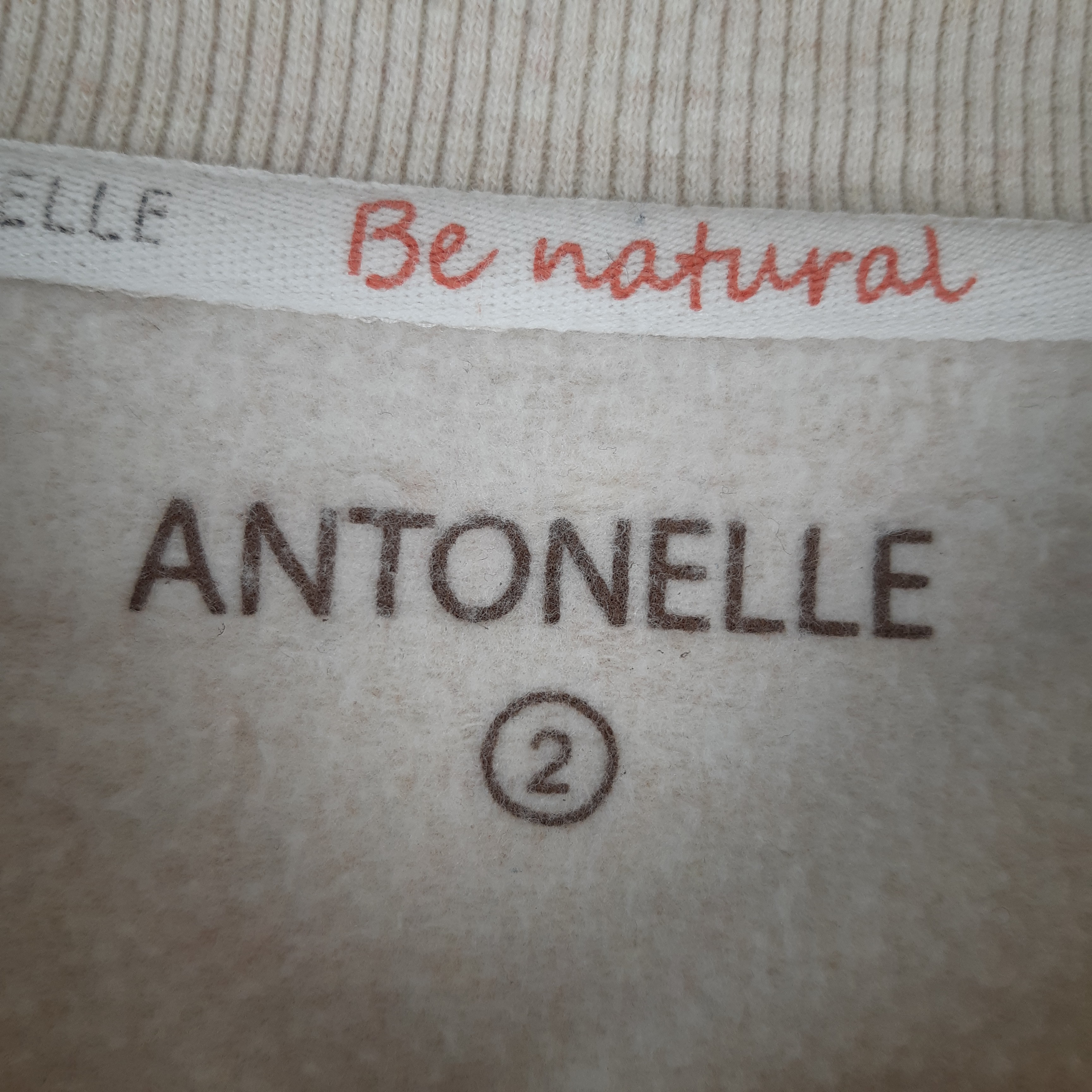 Voir photo 5 de Antonelle - Sweat beige sable - Taille 2 mesures Poitrine= 51 Longueur= 60 Antonelle - Sweat beige sable - Taille 2 mesures Poitrine= 51 Longueur= 60 Très bon état - Vue 5 -