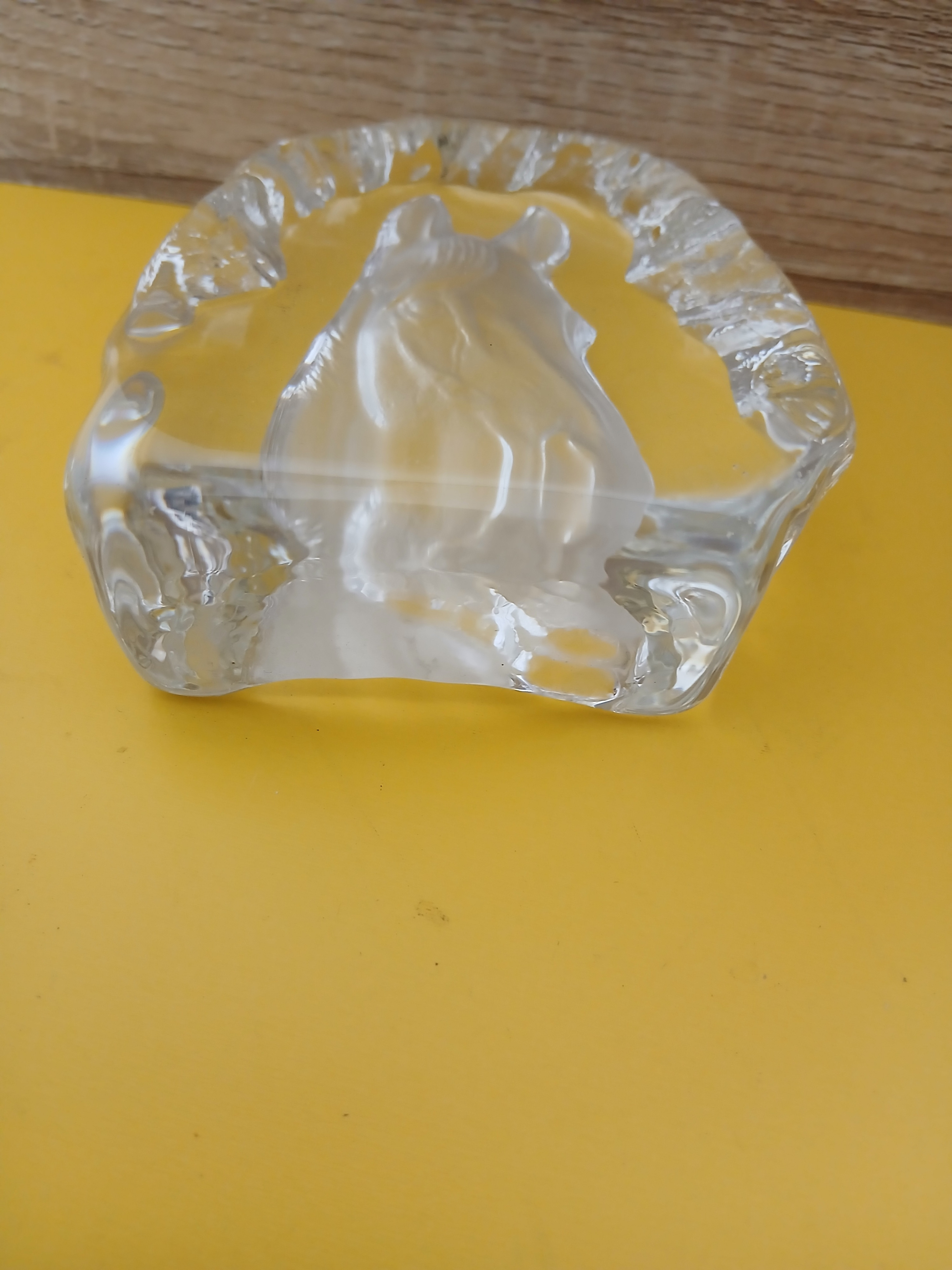 Presse papier en cristal avec une tête de cheval en parfait état. - Photo 2