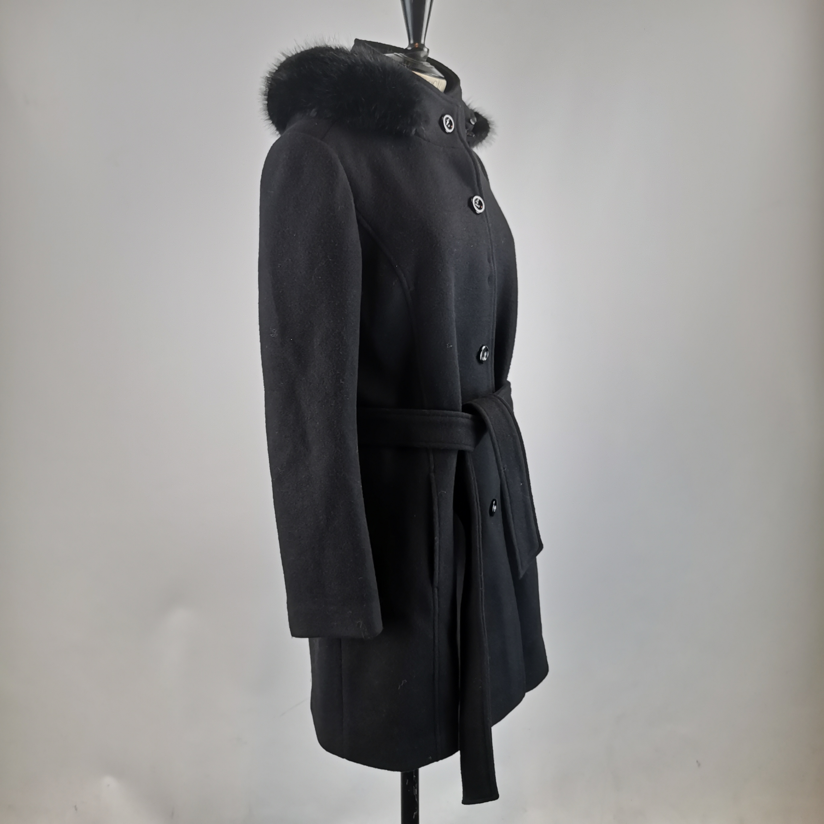 Voir photo 3 de Manteau noir avec capuche fausse fourrure riu (estimé) - Taille 38 (estimé) Manteau noir avec capuche fausse fourrure riu (estimé) - Taille 38 (estimé) Comme neuf - Vue 3 -