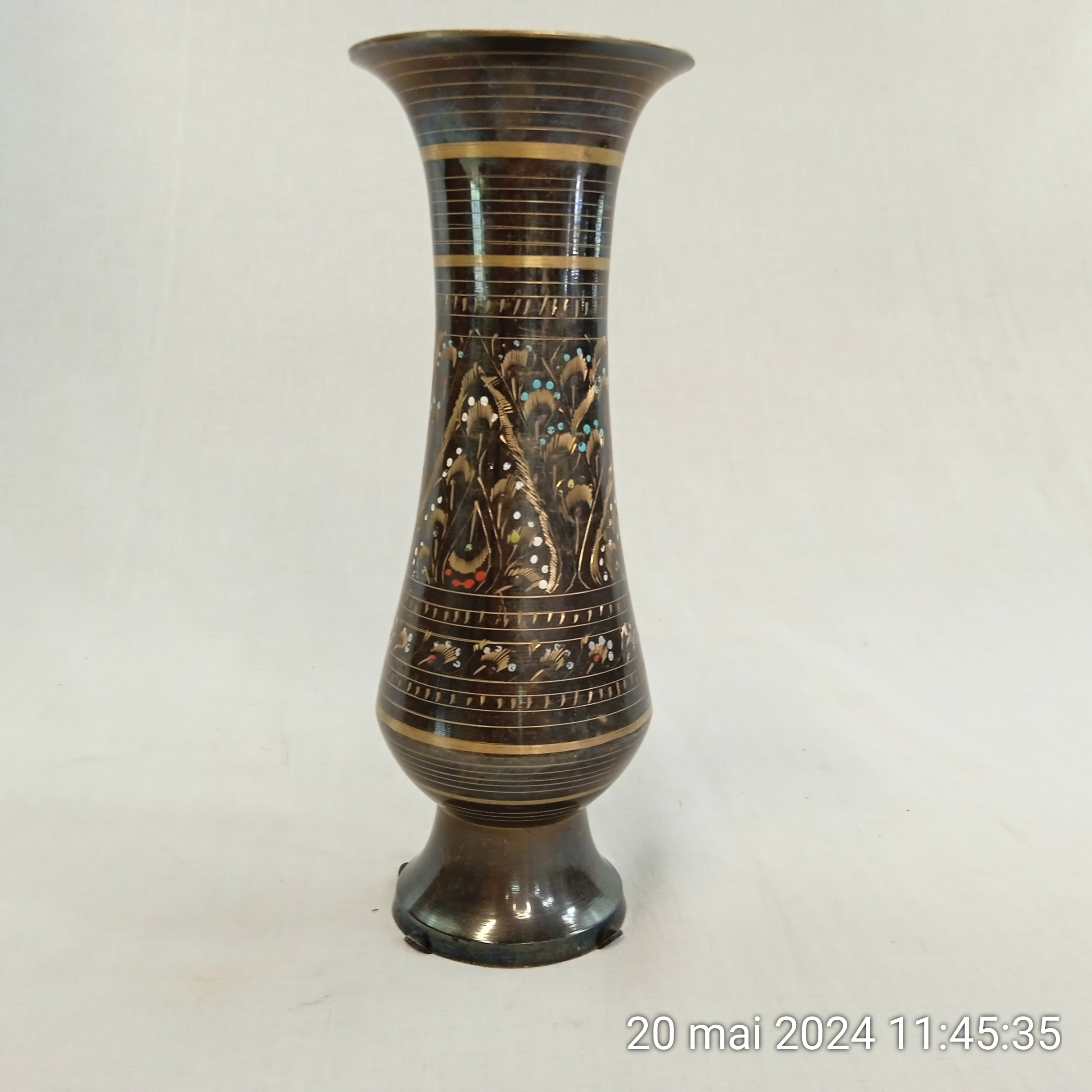 Acheter Vase indien en laiton noir gravés en or 22 cm Très bon état - 22,00 € Vase indien en laiton noir gravés en or 22 cm Très bon état - reconditionné disponible sur Label Emmaüs