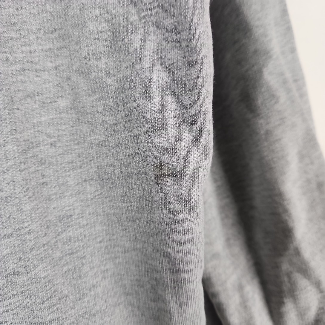 Voir photo 4 de Hugo Boss - Pull gris - Taille 43/44 (estimé) mesures Poitrine= 48 cm Longueur 66 cm Hugo Boss - Pull gris - Taille 43/44 (estimé) mesures Poitrine= 48 cm Longueur 66 cm Bon état - Vue 4 -