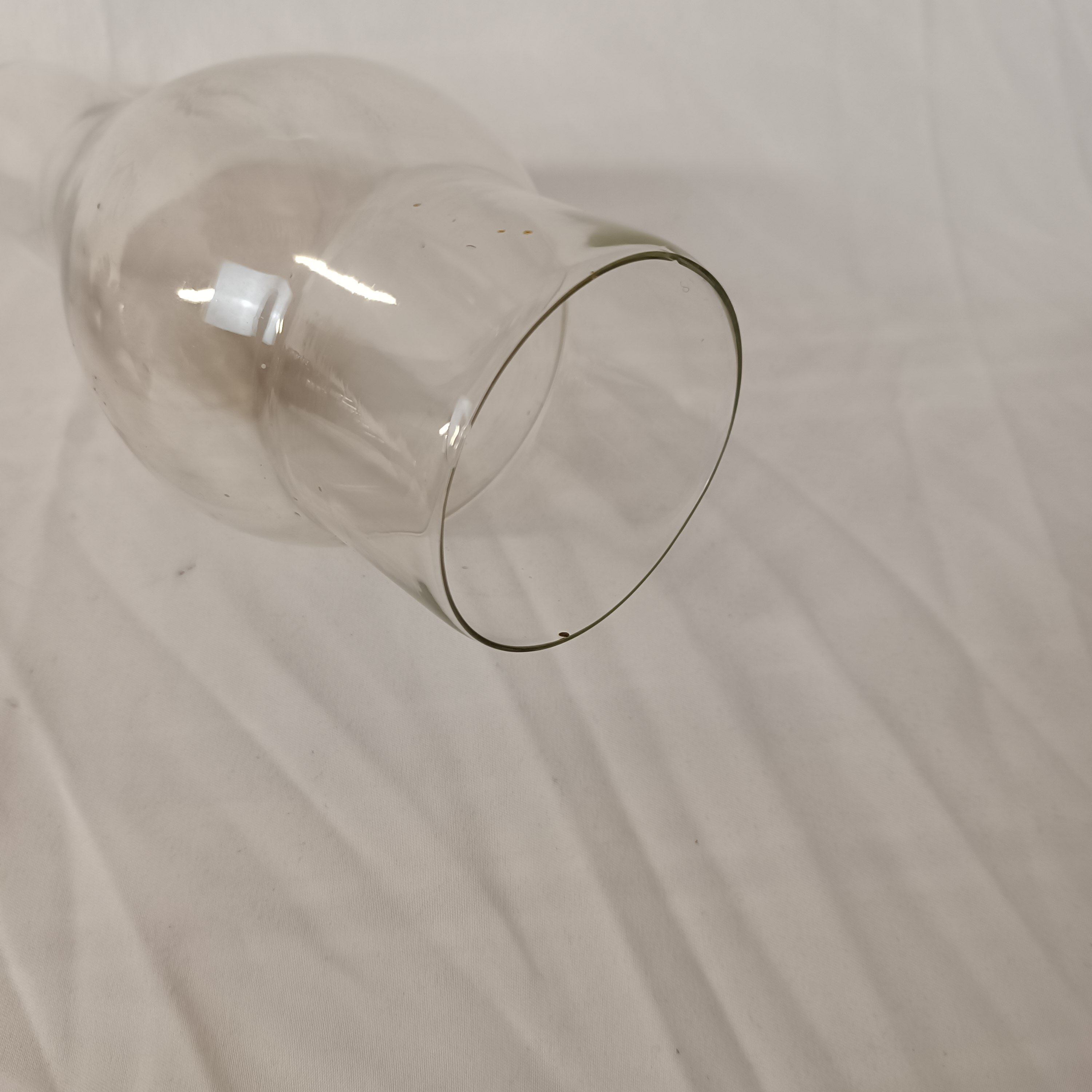 Ancienne lampe à pétrole avec base en métal Bon état - Vue 5 - 