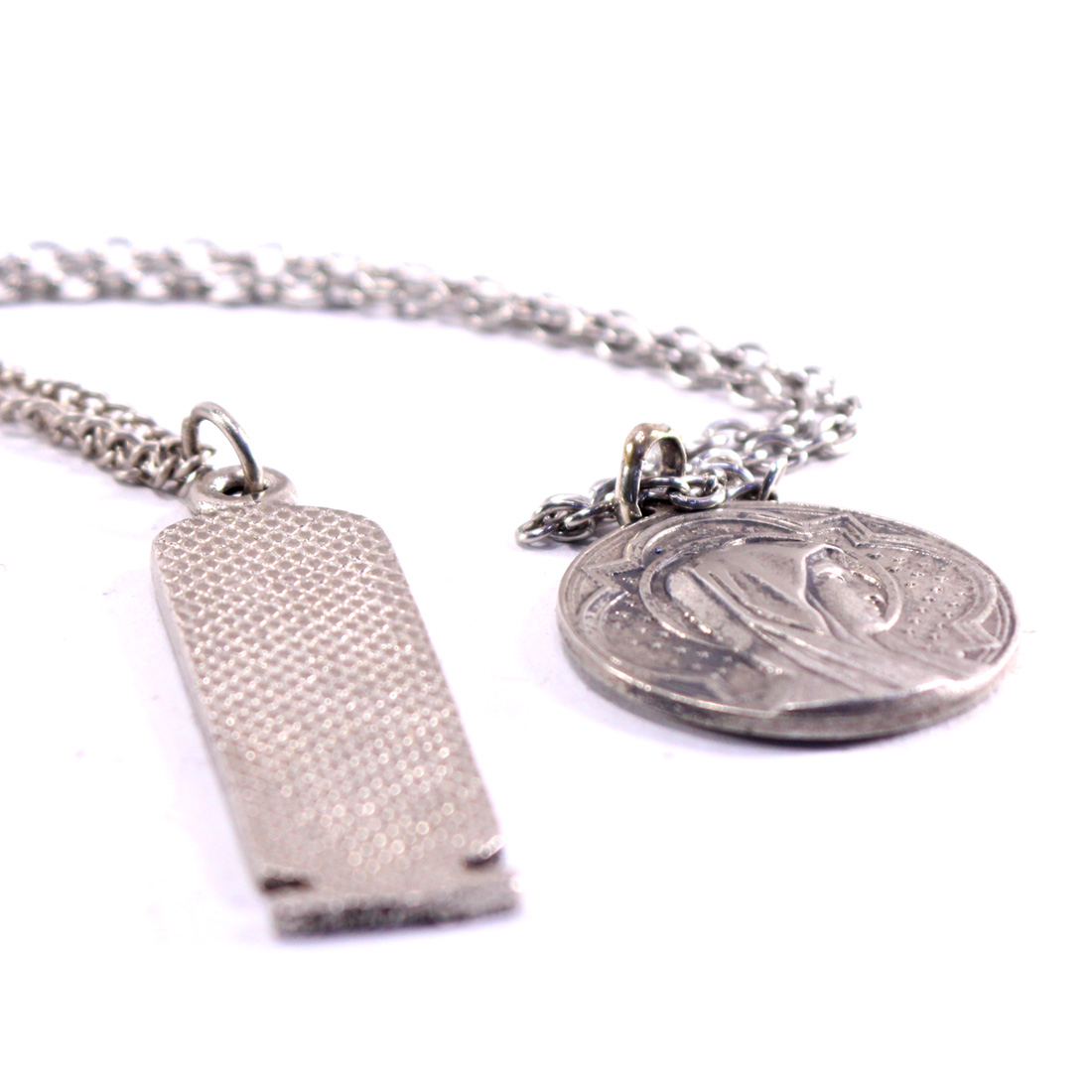 Voir photo 4 de Chaînes + pendentifs en lot Chaînes + pendentifs en lot - Vue 4 -