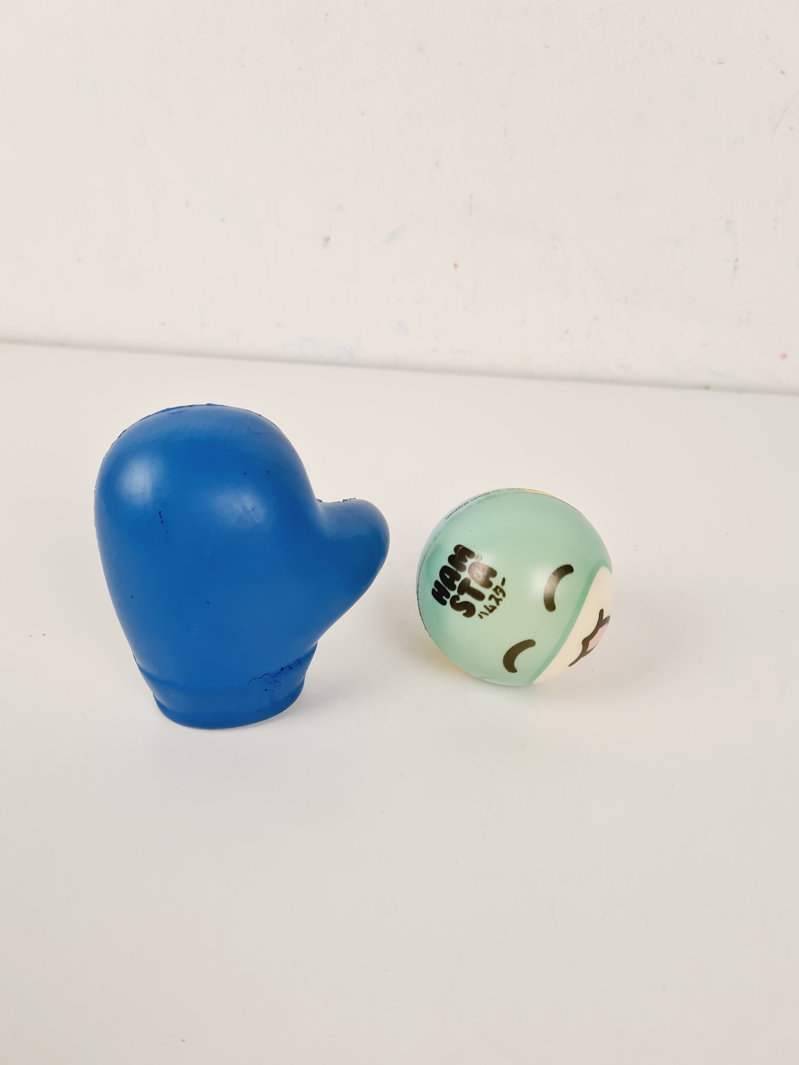 Ball en mousse - Lot de 2 balle anti-stress Mini Gants de boxe et Émoticône - 6 à 9 cm - Photo 1
