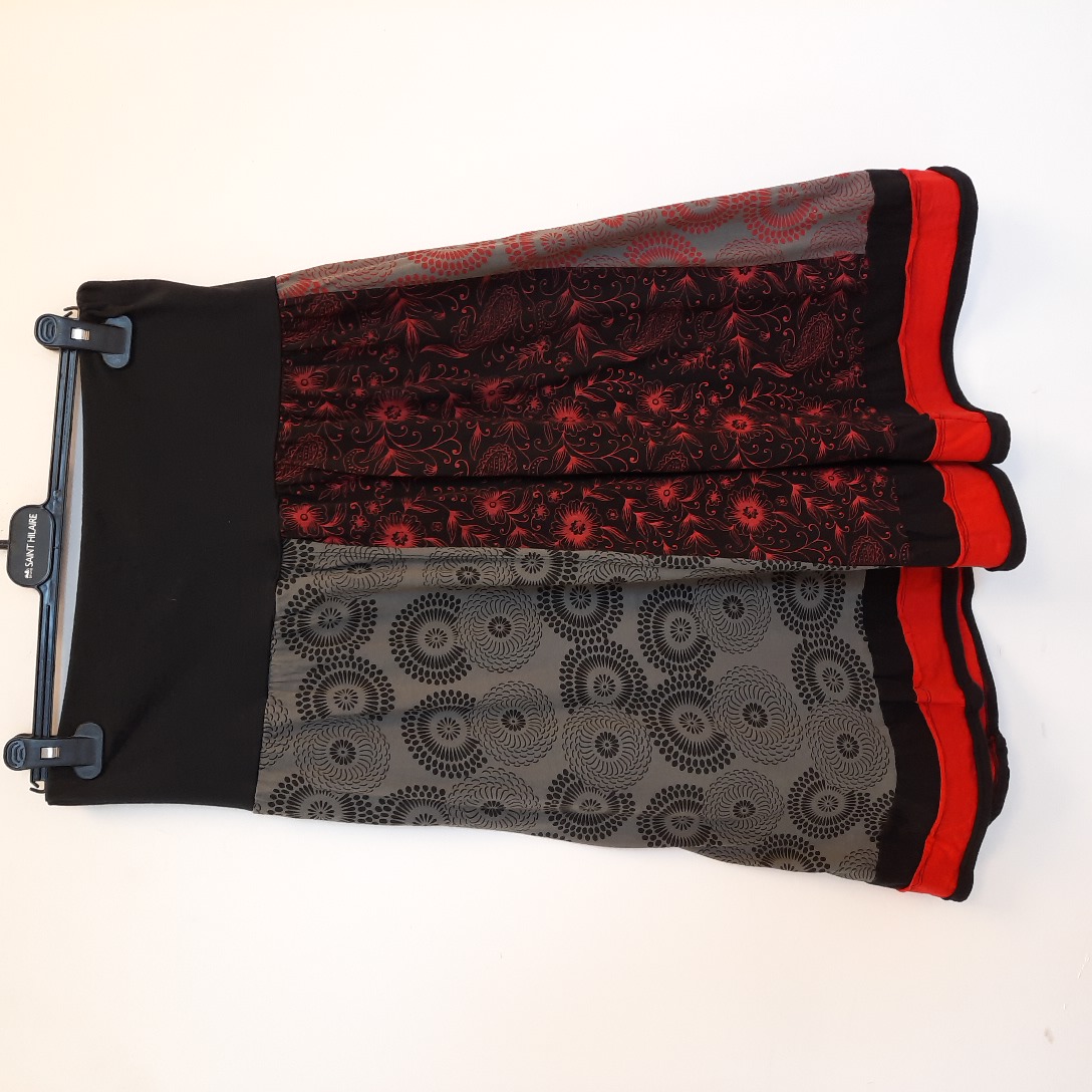 Jupe fantaisie à panneaux imprimés noir, gris, rouge T M/L Très bon état -  reconditionné disponible sur Label Emmaüs