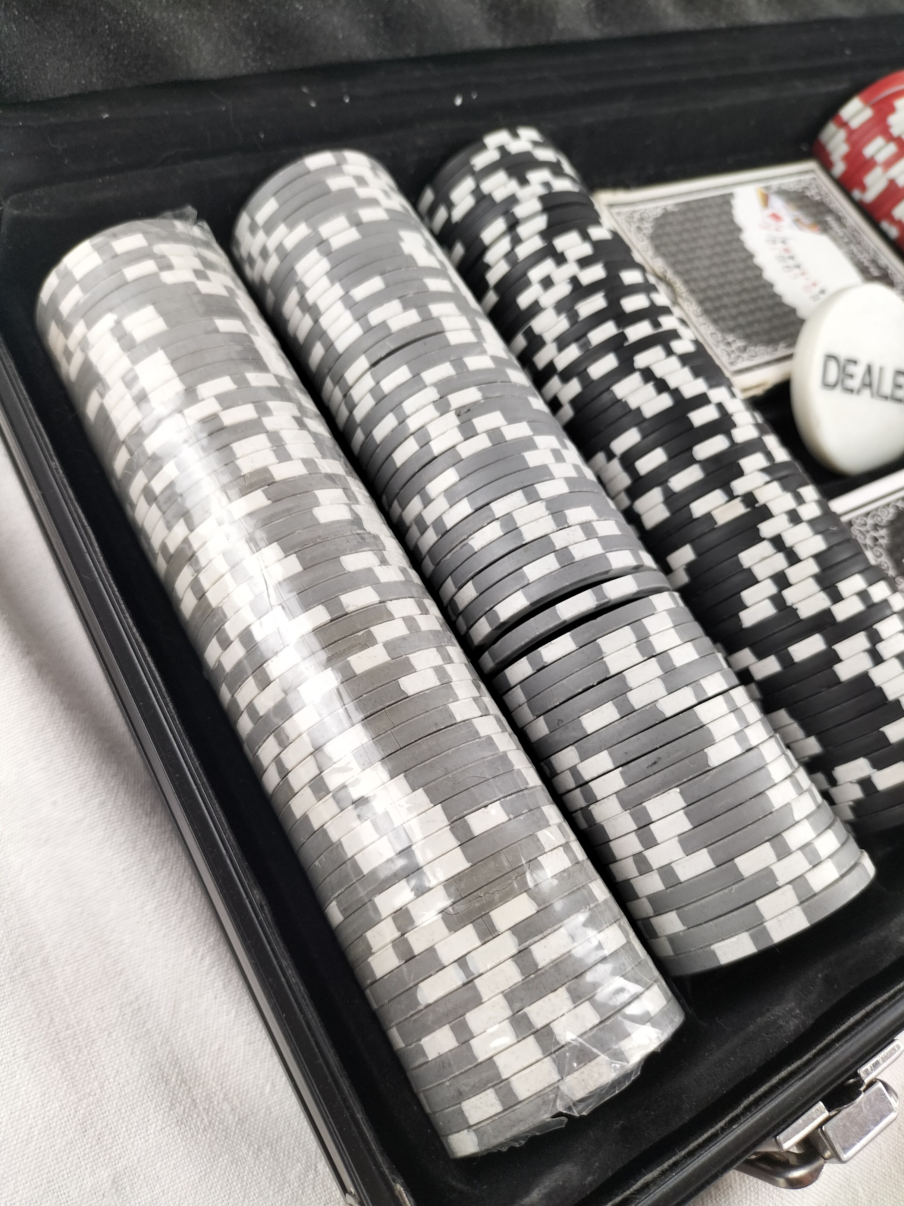 🎲♠️ MALLETTE DE POKER COMPLÈTE – JETONS + CARTES + DEALER ♣️♦️ Très bon état - Vue 18 - 