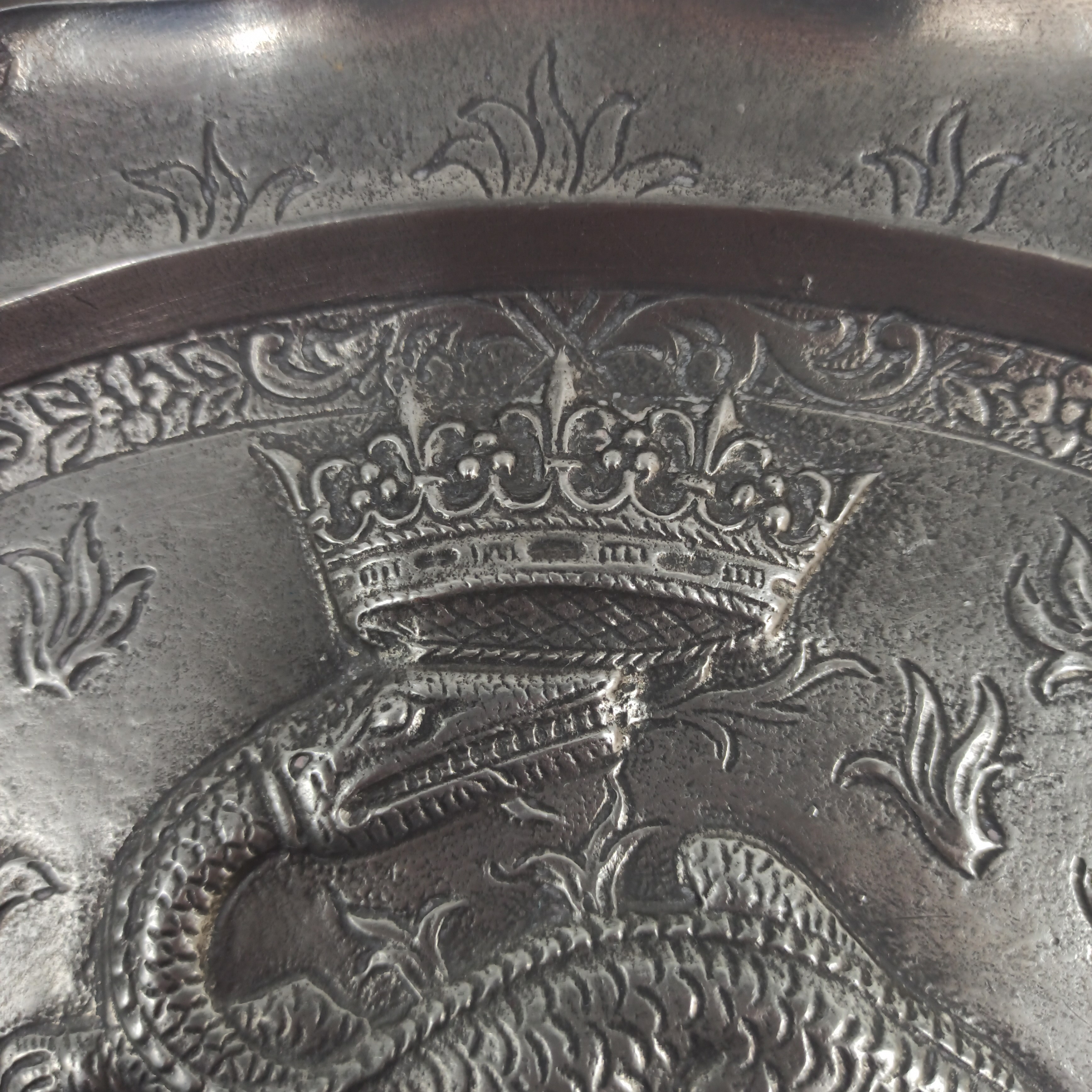 Plat décoratif en étain - Bon état - Photo 3