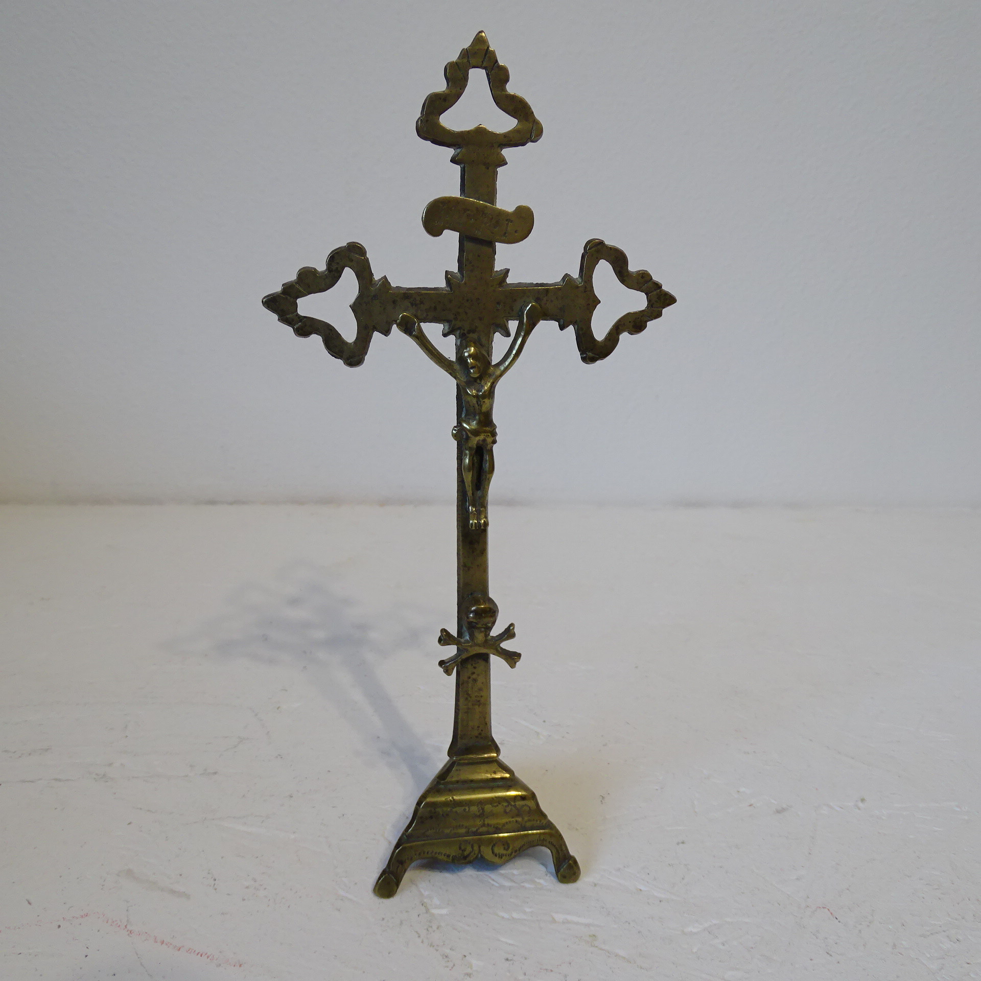 Crucifix sur pied en métal doré 