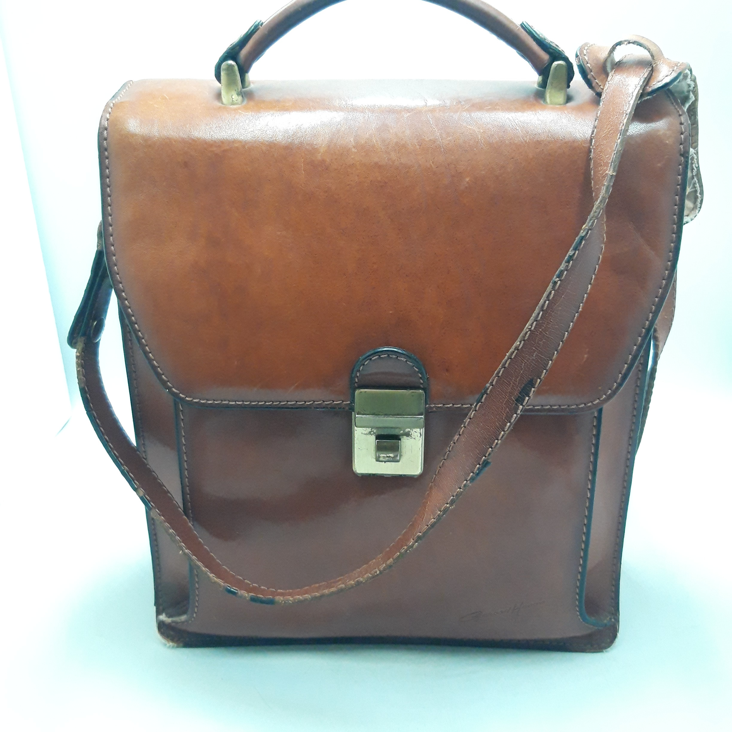 Voir photo 6 de Sac à bandoulière en cuir véritable de la marque 'Gérard Henon' vintage Sac à bandoulière en cuir véritable de la marque 'Gérard Henon' vintage - Vue 6 -
