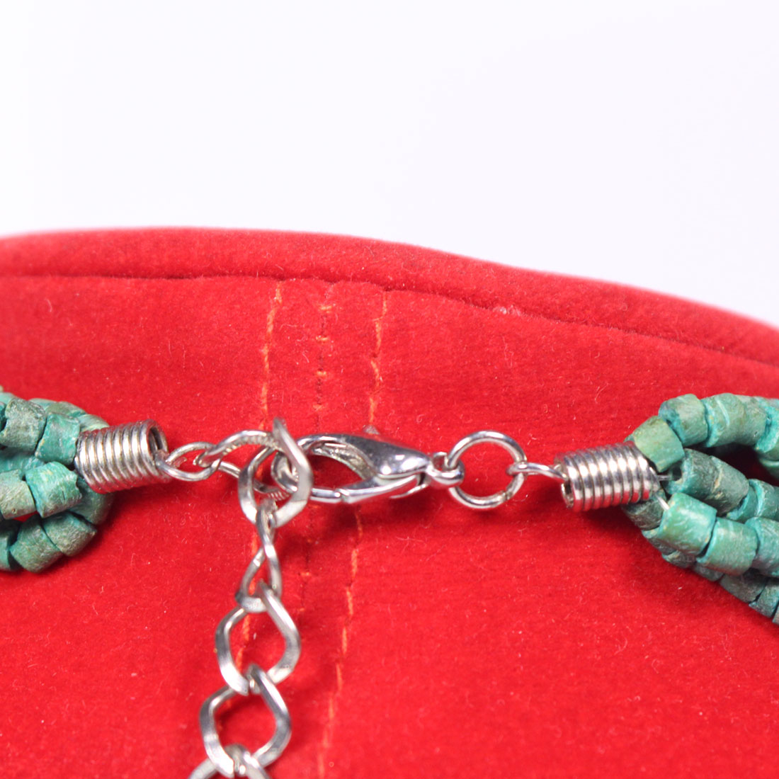 Voir photo 3 de Collier multirang en perles d'os teint Collier multirang en perles d'os teint Bon état - Vue 3 -