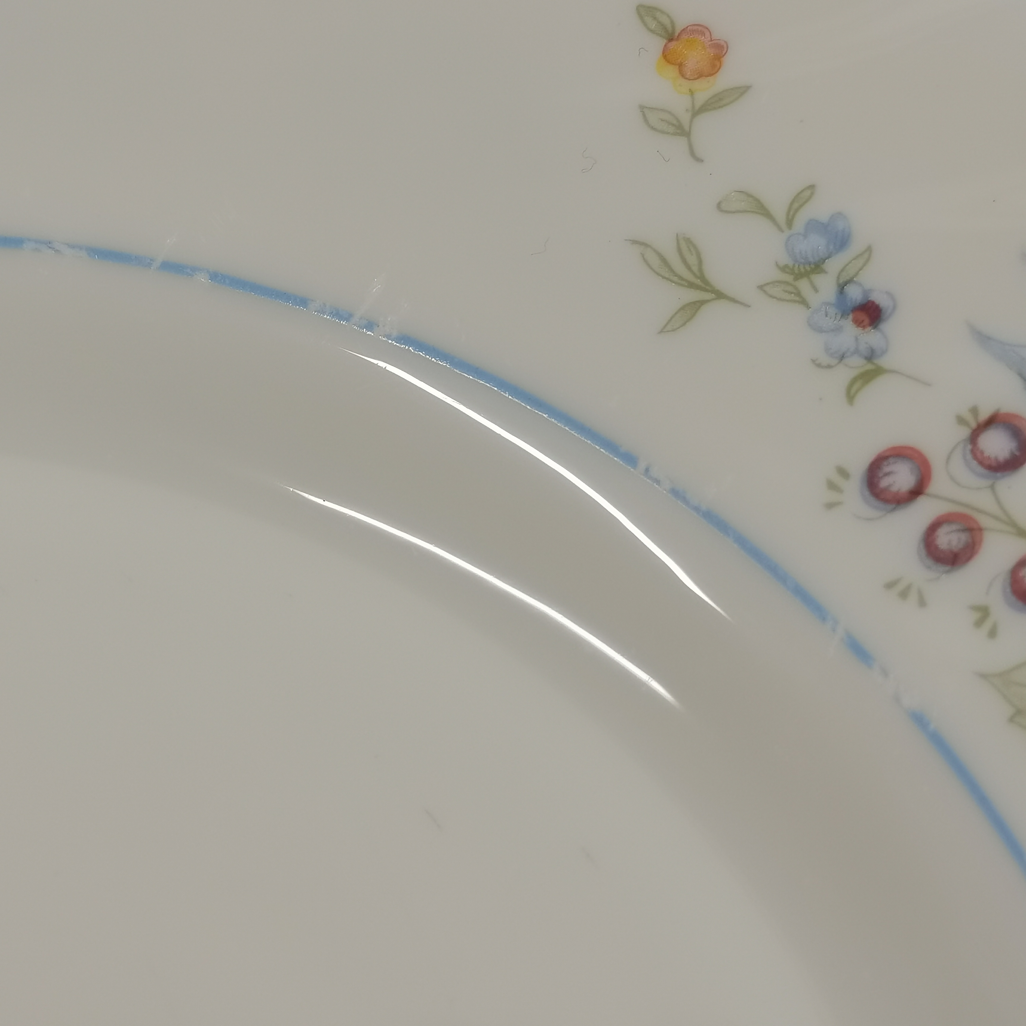 Plat Arcopal vintage avec fleurs rond avec poignée | Selency
