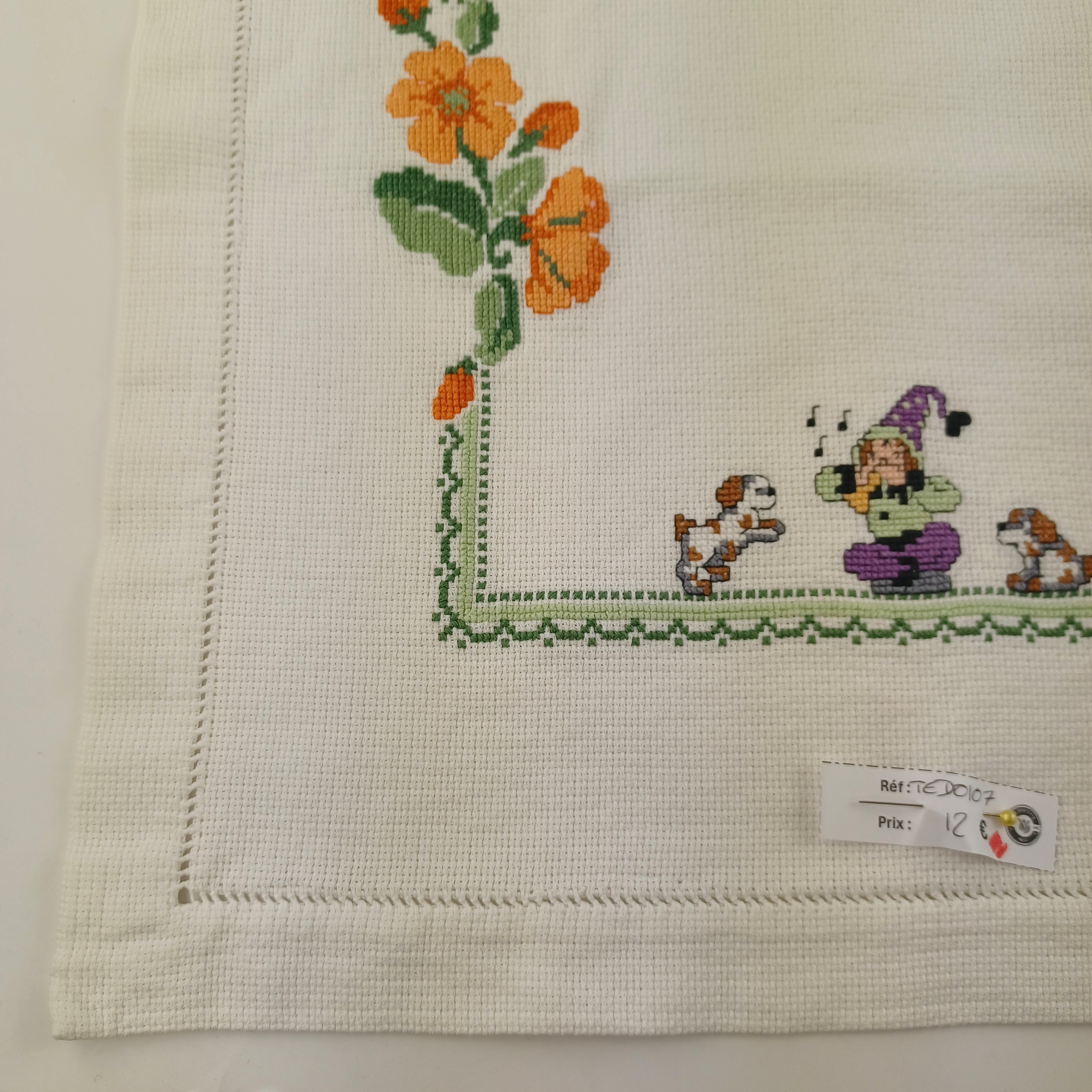 Serviette brodée main en Point de croix & ajouré de 55 x 43 cm Très bon état - Vue 3 - 