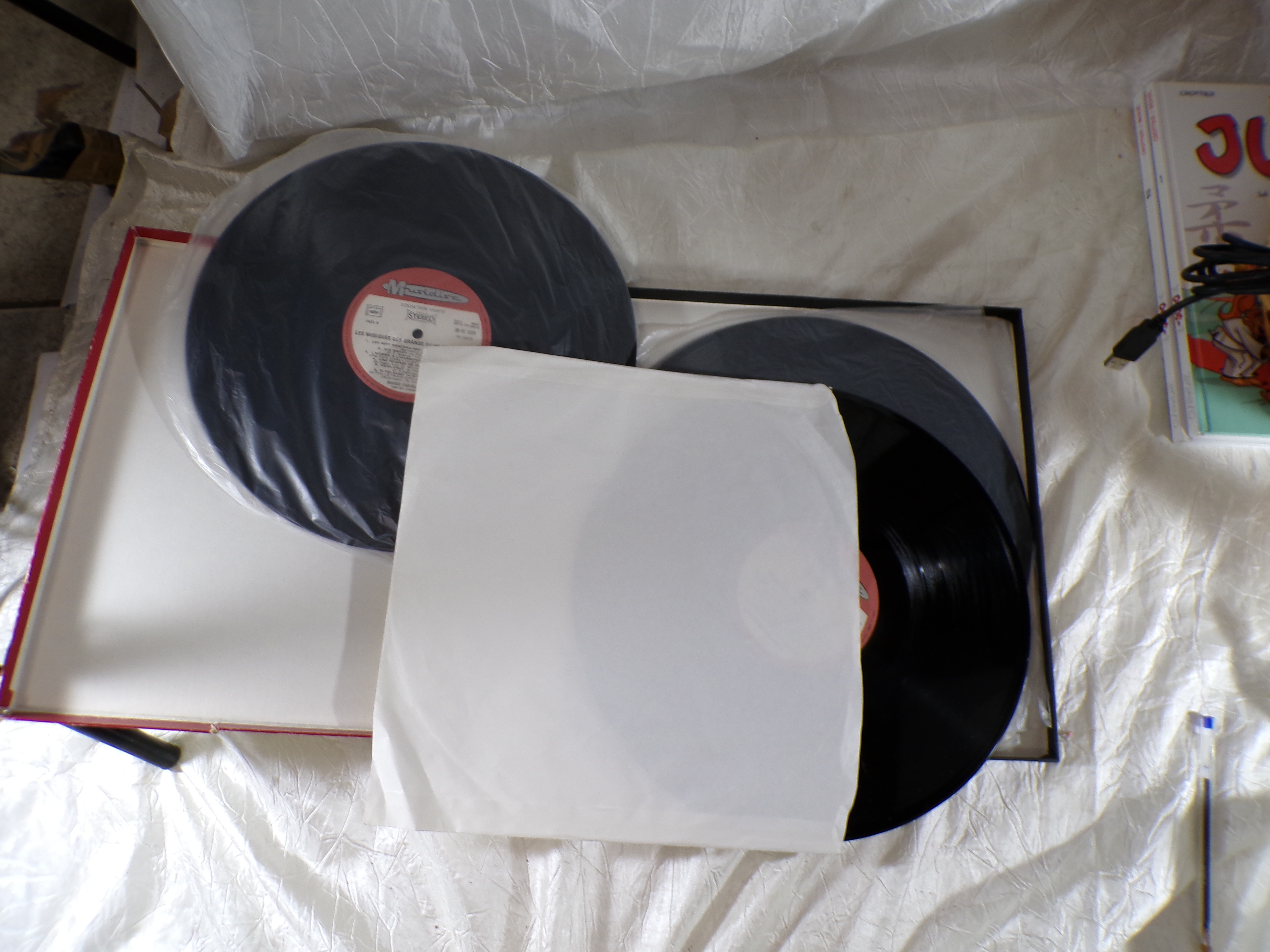 Voir photo 3 de Coffret s'intitule "Anthologie de la Musique Western" (référence CCV 2502) et contient 4 disques vinyles. Coffret s'intitule "Anthologie de la Musique Western" (référence CCV 2502) et contient 4 disques vinyles. Très bon état - Vue 3 -