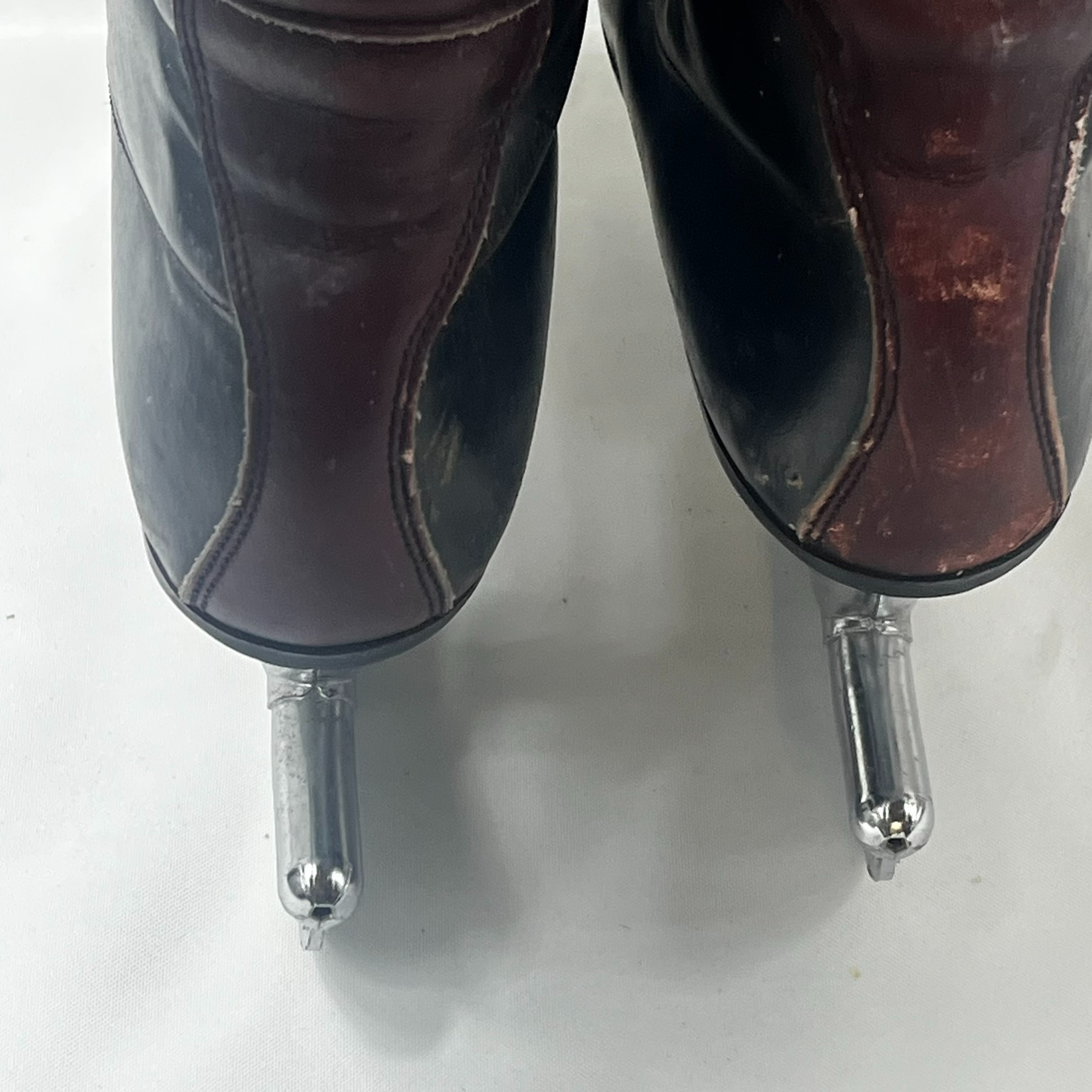 Voir photo 3 de Patins à glace professionnel vintage en cuir de la marque Hiverna longueur du pied 27 cm Patins à glace professionnel vintage en cuir de la marque Hiverna longueur du pied 27 cm État correct - Vue 3 -