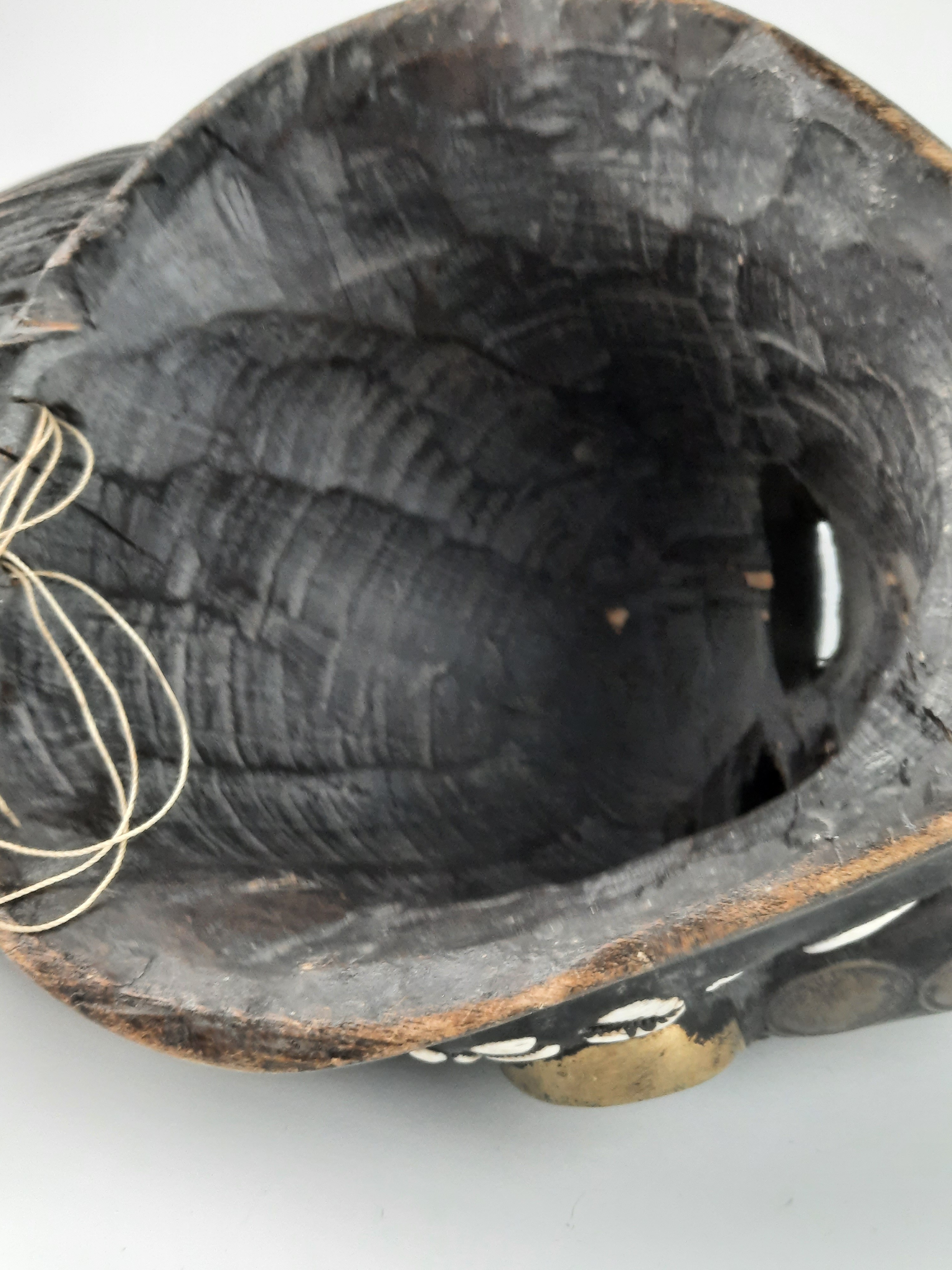 Masque africain en bois avec pièces de monnaie Bon état - Vue 13 - 