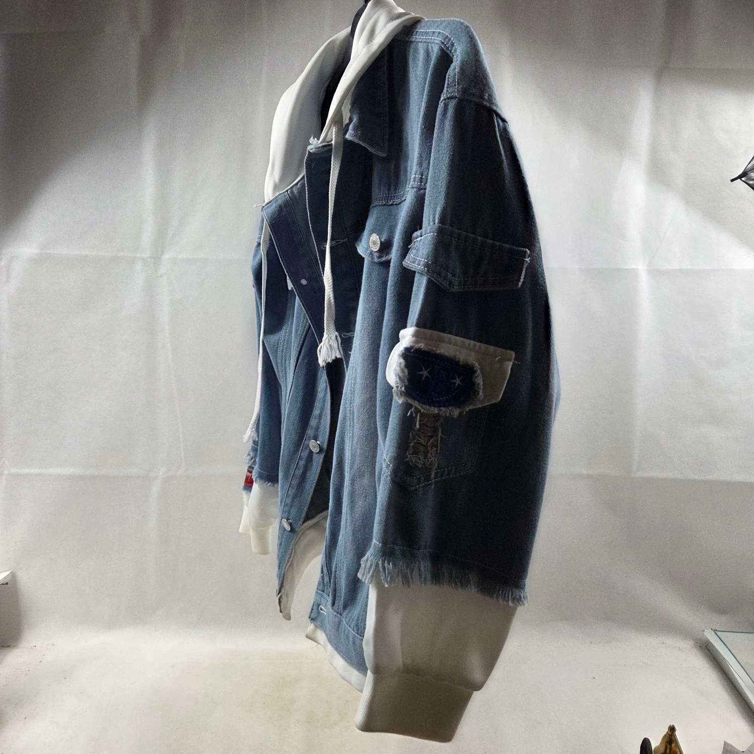 Voir photo 5 de Veste en Jeans avec Capuche Taille M Veste en Jeans avec Capuche Taille M Bon état - Vue 5 -