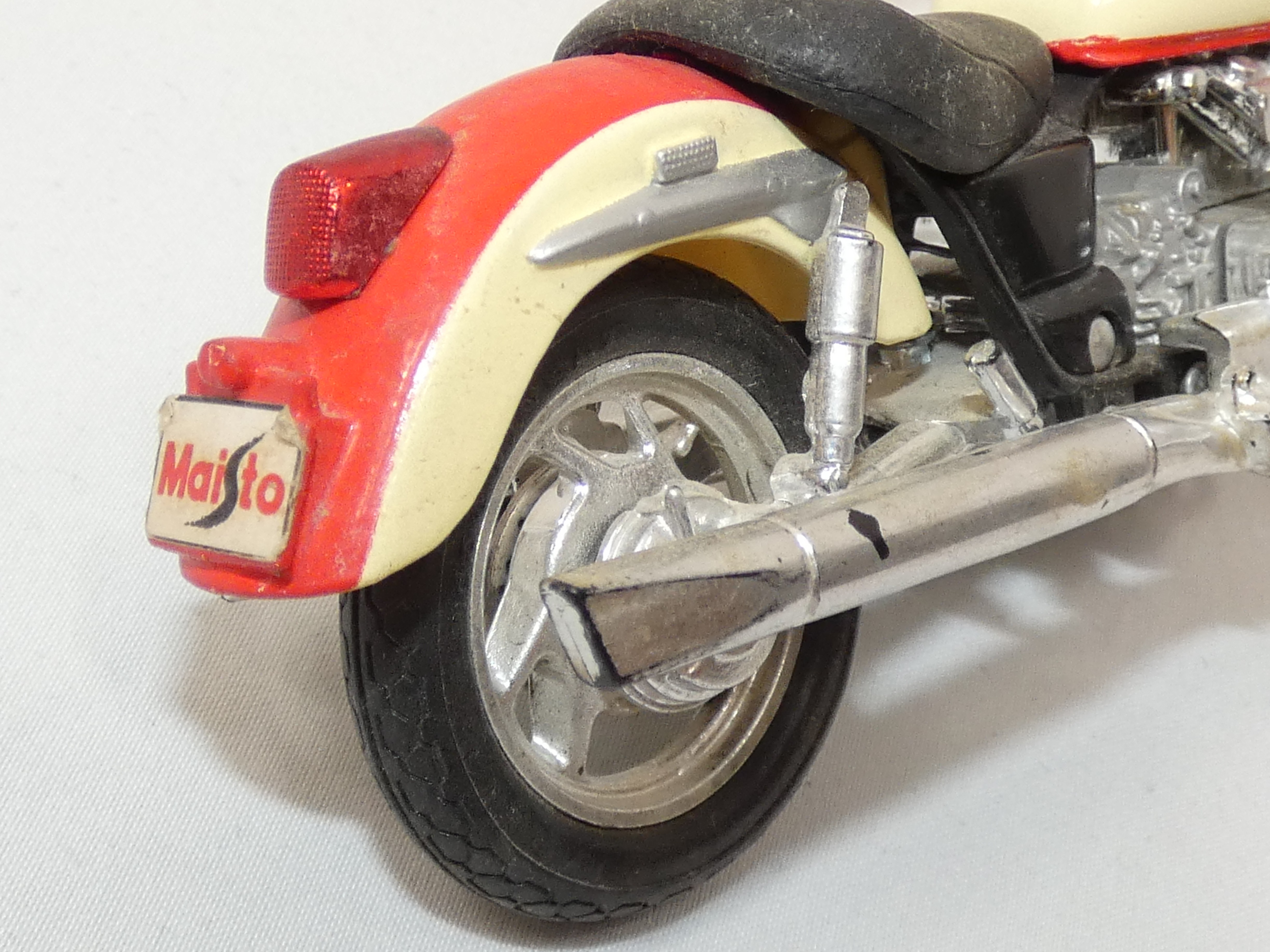 Lot de 4 motos miniatures MAISTO Bon état - Vue 4 - 