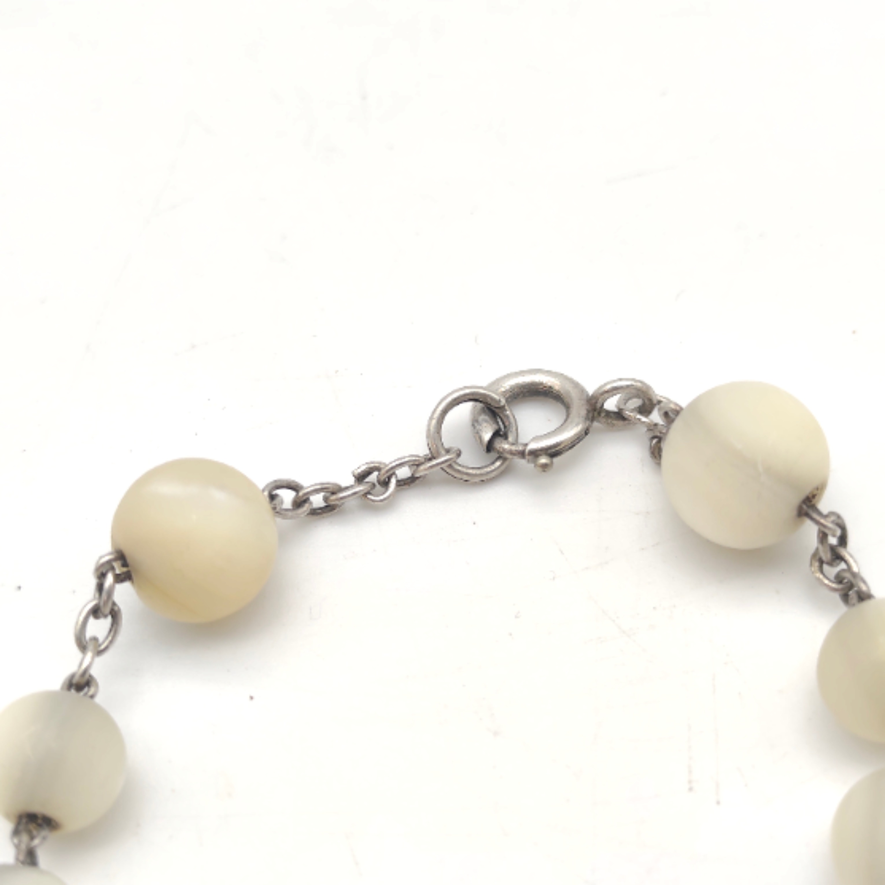 Voir photo 2 de Bracelet ancien en perles de nacre Bracelet ancien en perles de nacre - Vue 2 -