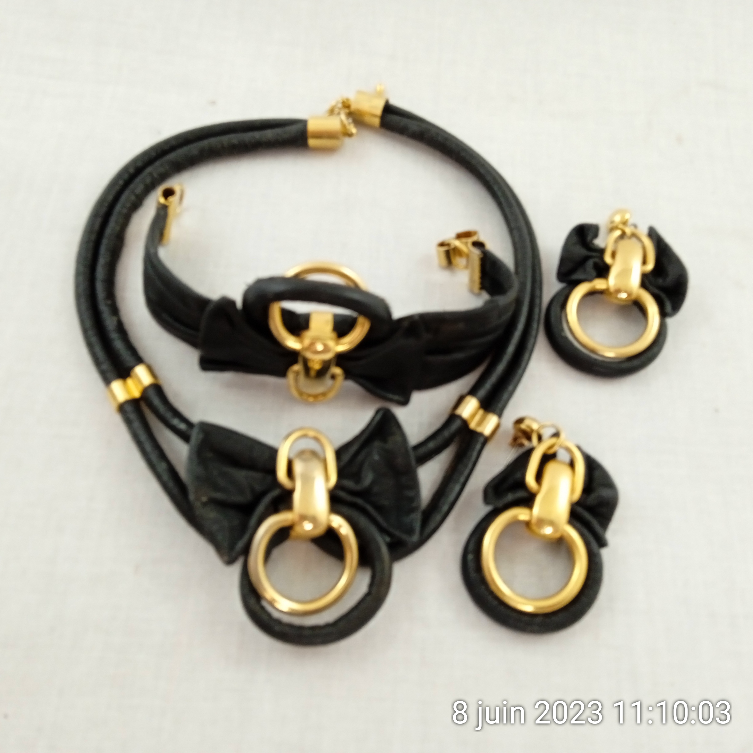 Voir photo 6 de Ensemble de bijoux en forme de nœud noir or Made in Hong Kong Ensemble de bijoux en forme de nœud noir or Made in Hong Kong Bon état - Vue 6 -